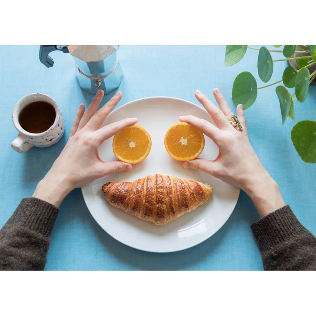 Orangina オランジーナ公式さんのインスタグラム写真 - (Orangina オランジーナ公式Instagram)「Bonjour！🇫🇷 ﻿ ﻿ 今日は、#フランスの朝ごはん をご紹介🍴﻿ －－－﻿ ﻿ フランスの朝といえば「 #クロワッサン 」🥐 ﻿ ﻿ 特にパリの人たちは、早朝からやっている #ブーランジェリー で焼きたてを買ってきて、自宅で #コーヒー や #カフェオレ と一緒にいただくのが定番☕️﻿ もしくは、通勤前に行きつけのカフェで新聞を読みながら、クロワッサンをかじる人も👀﻿ ﻿ ほかにも、#パンオショコラ などの #ヴィエノワズリー （菓子パン）や、#バゲット を縦半分に切り、バターやジャム、チョコレートやナッツのペーストを塗る #タルティーヌ も人気なんです。﻿ ﻿ #パリジェンヌ 流の朝ごはん🥐 ぜひ試してみてくださいね～🍊﻿ ﻿ ﻿ #Orangina #France #French #Soda #オランジーナ #フランス生まれ #炭酸飲料 #Orangina100 #オランジーナ100 #followme #Paris #朝食 #朝ごはん #クロワッサン #Croissant」11月28日 11時30分 - orangina_jp