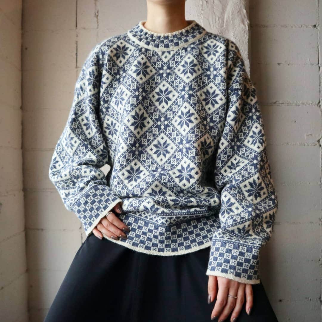吉祥寺 古着屋 Orfeoのインスタグラム：「Vintage Snowflake Pattern Sweater  #orfeo #kichijoji #tokyo #vintage #used #fashion #coordinate #outfit #オルフェオ #吉祥寺 #東京 #古着 #ヴィンテージ #ユーズド #ファッション #コーディネート  掲載商品のお問い合わせはメールにて承っております。コメント、DMでのお問い合わせは受け付けておりませんのでご了承ください。」