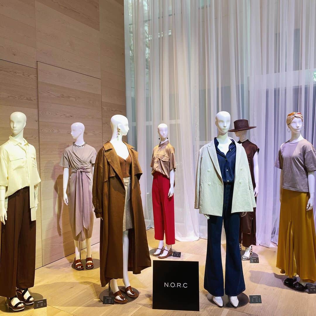 Locariのインスタグラム：「N.O.R.C／N.O.R.C by the lineの2020春夏展示会✨  ロカリ世代にぴったりな、シンプルで着こなしやすいアイテムが豊富‼️ 買いやすい価格帯なのも嬉しいポイントです😊😊」