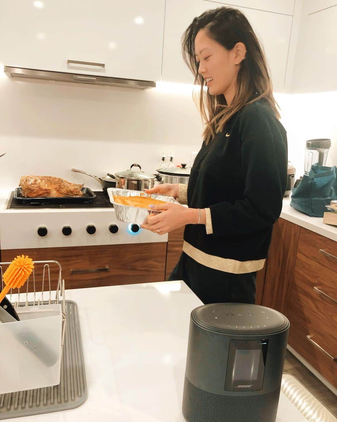 ミシェル・ウィーさんのインスタグラム写真 - (ミシェル・ウィーInstagram)「Hair gross, no make up, and food stains on my clothes but I could not be happier to cook my favorite thanksgiving dishes while jamming out to some #bangerz (amright @hallylead ) on my @bose and spend (early) Thanksgiving with the people I love. I have so much to be thankful for and @jonniewest4 is a big one on that list 🥰. What are you guys most thankful for this year??」11月28日 11時46分 - michellewiewest