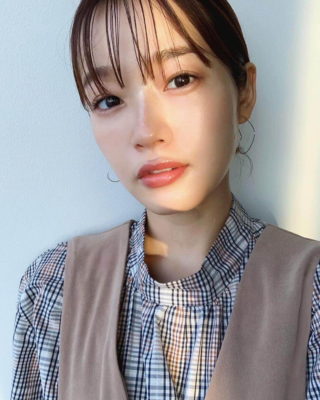 猪鼻ちひろのインスタグラム：「ぐっと寒くなってきた今日この頃、、！ こんな時の楽しみのひとつと言えば、 毎年見る度にワクワクするクリスマスコフレ🎄🎁 西武・そごうで販売されている クリスマスコフレでメイクしたよ💄 ☑︎DECORTÉ ザ ルージュ ベルベット BR 302 ☑︎CLARINS ダブル セーラム EX ☑︎THREE セレブレーションリベレーションパレットX02 ☑︎RMK クリーミィファンデーション EX  新作など先行予約ができるe.デパート、嬉しいねぇ♡ 自分へのプレゼントにも、プレゼント交換にも、ピッタリ☺️ #可愛いコスメがありすぎるという日々幸せな悩み #ちひろの美容#ちひろのヘアメイク #西武のデパコス #そごうのデパコス#クリスマスコスメ #beautyismine#pr#seibu#sogo @cosme_beauty_ss」