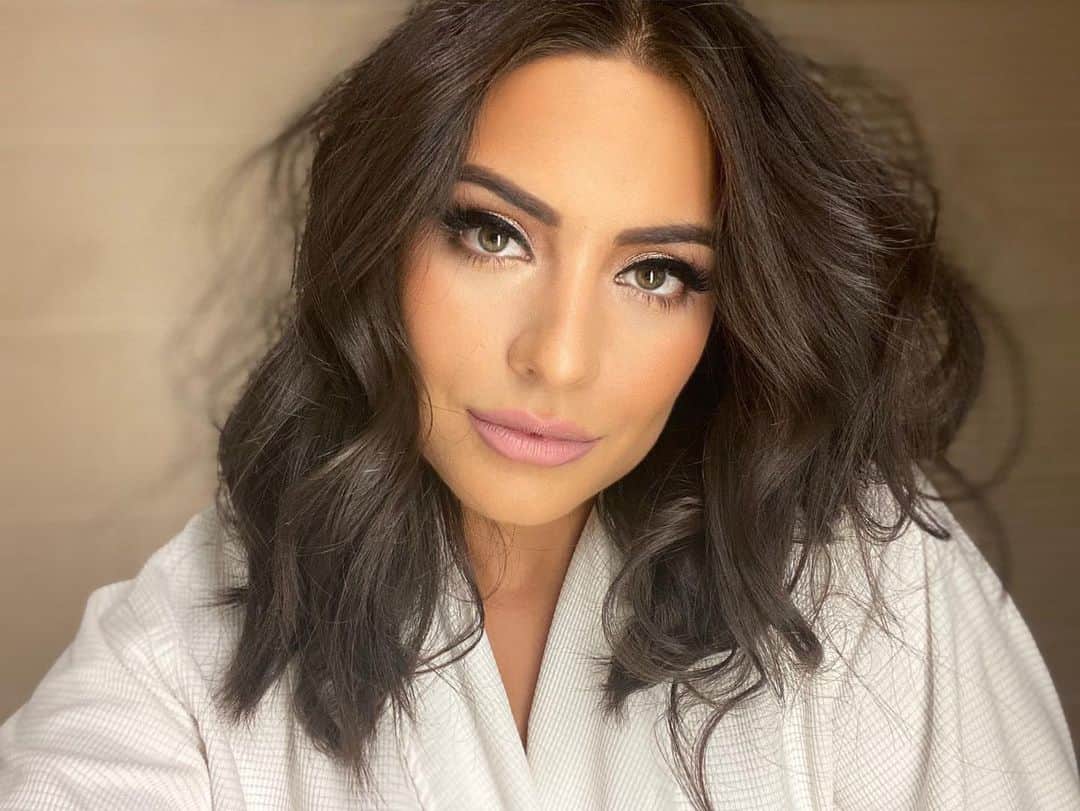 Ana Brenda Contrerasのインスタグラム：「Rules were made to be broken 🥳 ¿ dónde andan?」