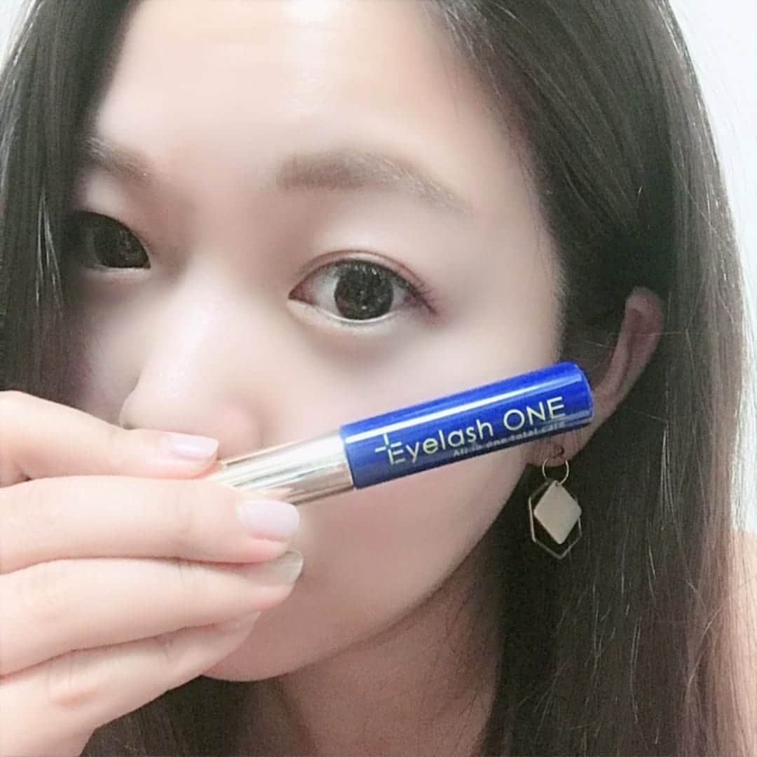 EyelashONEさんのインスタグラム写真 - (EyelashONEInstagram)「【優しい成分でケア】 . 愛用者様の声を 紹介させていただきます。 . 液は エタノール＆パラベンフリー でデリケートな目元を優しくケア。 . 上まつげも伸びて、 短かった下まつげもくっきり。 . 優しい成分で まつげにちゃんと効く！ . とってもおすすめな まつげ美容液です。 . @eyelash_one_official #アイラッシュワン#アイラッシュ#まつ育美容液#まつ毛美容液#まつげ美容液#つけまつ毛#つけまつげ#まつ育#まつ育中#まつエク#マツエク#マツエクサロン#まつエク卒業#まつ毛#まつげ#まつ毛育毛剤#まつげエクステ#まつ毛カール#まつげパーマ#まつ毛パーマ#まぶた#目元#目元エステ#目元ケア#目元メイク#チップタイプ#美容液#まつ毛美容液すごい#まつげ美容液おすすめ#まつげ美人」11月28日 11時50分 - eyelash_one_official