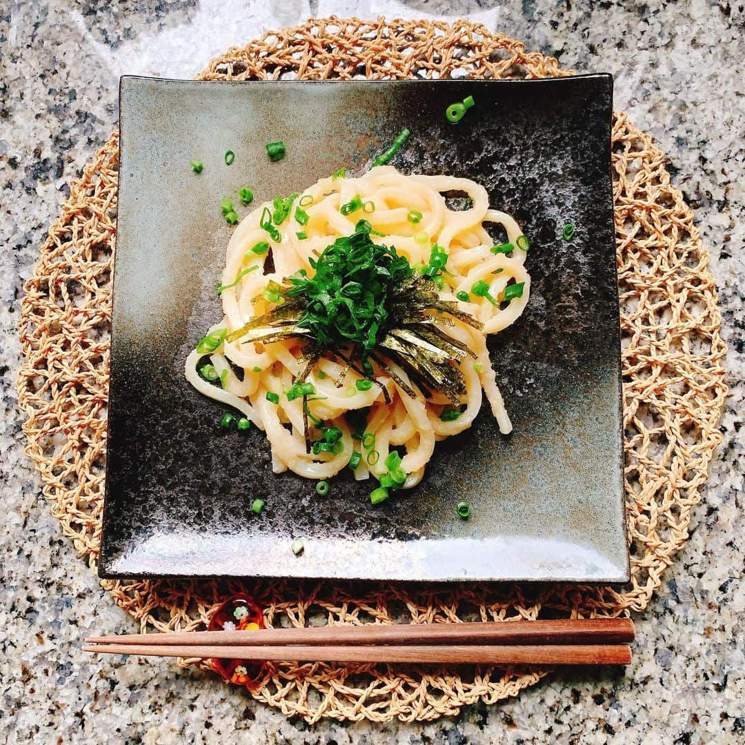 多岐川華子さんのインスタグラム写真 - (多岐川華子Instagram)「明太うどん✨時短飯❤️ 明太子（皮を取る）、バター、白だし、うどんがあれば出来ちゃうよ。 冷凍うどんなら火も使わない🔥💁‍♀️ . 耐熱ボウルかお皿に、好みの量のバターを入れレンジでチンする。（バターが溶ければok）←バターの量は私は目分量だからよく分からないけど5gくらいかな🤔 . 溶けたバターと 白だし小さじ1、皮を取った明太子を混ぜる . そこに茹でうどんか冷凍うどんを温かいまま入れ和える。 万能ネギや大葉、海苔があればのせて完成☺️ 時間ない時もササっとできていいよ🤙✨ . . #food#foodstagram#instafood#home#udon#おうちごはん#時短#時短飯#火を使わないレシピ#うどん#明太うどん#明太子うどん#簡単#簡単ごはん#はなこ飯」11月28日 11時50分 - hanako__official