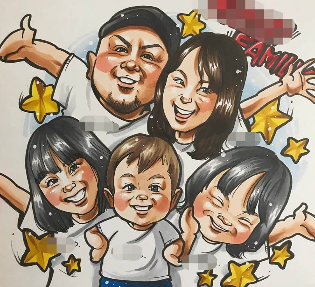 似顔絵★𝗚𝗢𝗥𝗜𝗞𝗜𝗡𝗚のインスタグラム：「. . . 先日の一枚目❤️ . . . ご家族皆さんを🌟✨ . . 元気いっぱいのお子様達💕 . .  背景や衣装がなくても、 動きをつけるだけで、 楽しくて可愛い似顔絵になるなぁーって思ってます❤️❤️ . . . ご依頼ありがとうございました🙇‍♂️💕 . . . ❌❌現在は、予約受付終了してます❌❌ 。 . . .  2019年度ご予約のお客✨ 現在125番までの方案内中です🌟✨💕 メールの確認宜しくお願い致します🙇‍♀️🌟✨ . 一巡したら後回し組へご連絡して参ります⭐️✨ . .  次回の予約応募は、 だいたいですが来年の2月、3月くらいです😭😭😭🌟✨あくまでも予定です。 . . . オーダー再開の際には 人数制限あるため必ず予約ができるわけではございません。 そのことも踏まえた上で 次回ご検討いただけると嬉しいです(^^) . . また、結婚式の使用を考えてくださる方も多いです✨  前々からお伝えしていますが、 基本的に予約順に対応しているため、 近々の納期を希望される方は、 対応できないこともあるので、 あらかじめご了承ください💦 . . . . . ※今回予約が取れた方へ※ . .  写真がまだ用意できてない、入金が遅れそうなど、状況により、順番が前後することもございます‼️ あらかじめご了承ください。 。 . . . また、芸能人、キャラクターのオーダー、パロディ風オーダーはお断りしています。  芸能人については、ご本人様に直接プレゼントなどはOKです。 . . . . . . 💰料金表は過去投稿記事みてね❤💰 . . . . . ➡️ハッシュタグ⇨ goriking117料金表2019⬅️ . . ✨✨✨✨✨✨✨✨✨✨✨✨✨✨✨✨ @by.goriking のアカウントでは、 過去書かせて頂いたお客様方からの、 似顔絵のその後のお写真をいただき、 投稿しております^ - ^❤️❤️ 玄関に飾ってある似顔絵、 渡した瞬間のお写真、 ご本人とのお写真などなど💕  いろんな場面でのお写真お待ちしております^ - ^✨⭐️ . . .  #似顔絵#pencildrawing#drawing#pencil#illust#painting#art#artwork#portrait#絵描きさんと繋がりたい#似顔絵師#gorikingの似顔絵屋さん#三人姉弟#娘#息子#仲良し家族#仲良し#family#family portrait#kids#kids_japan#kidsfashion#kidsphotography#kidsart#kidsstyle#イラスト#comicart#anime#animeart#comicartist#animejapan」