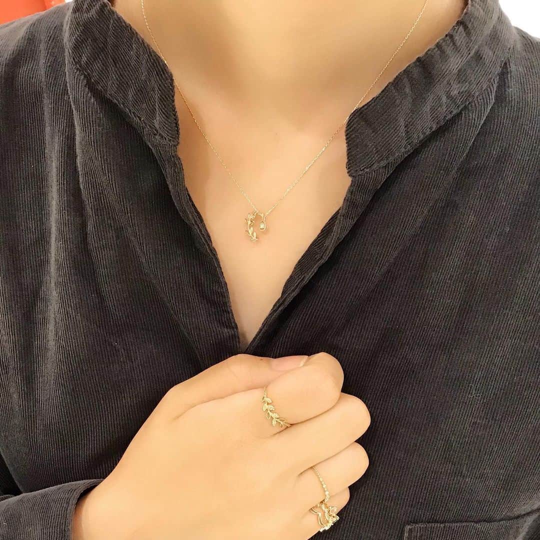nojess_officialさんのインスタグラム写真 - (nojess_officialInstagram)「.﻿ 【スタッフコーディネート_ノジェス 名古屋ゲートタワーモール】﻿ 勝利の象徴といわれているローリエがモチーフのアクセサリー。﻿ ﻿ お守り代わりに身に着けて。﻿ ﻿ #nojess #my_nojess #accessories #jewelry #coordinate #necklace #ring #pinkyring #diamond #newarrival #ノジェス #アクセサリー #ジュエリー#コーディネート #ネックレス #リング #ピンキーリング #ダイヤモンド #ギフト #プレゼント #ご褒美 #新作 #ゲートタワーモール」11月28日 11時56分 - nojess_official