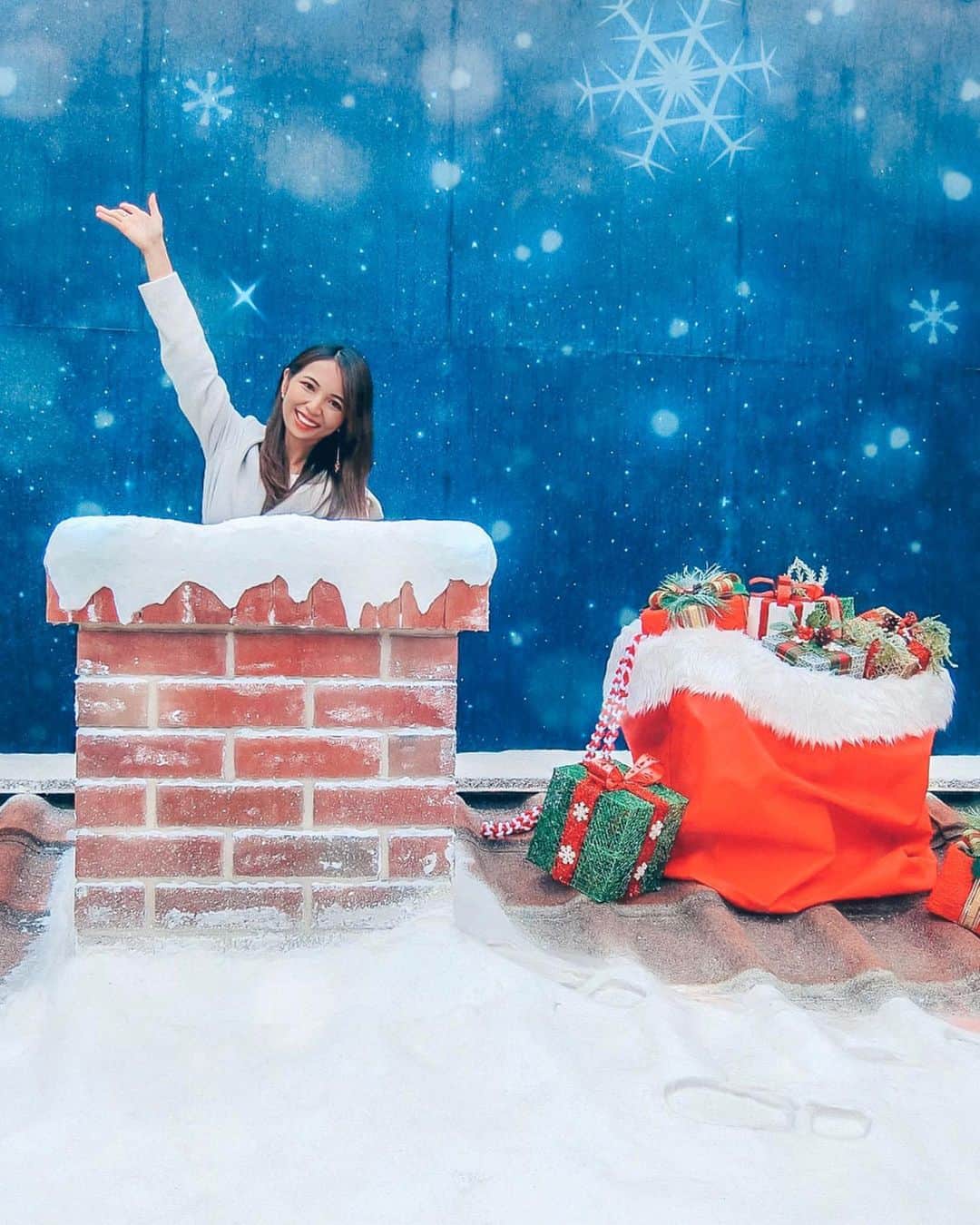 のインスタグラム：「お休みの日⛄️. 大好きなラゾーナ川崎へ！ . クリスマスのフォトスポットが沢山あったので、沢山写真を撮りました🎅🎄♥️♥️. . 煙突から飛び出してみたよ〜🤣🤣🤣笑 . 可愛くてクリスマス気分が味わえた🌟. LAZONA XMAS SNOW MAGIC FESはラゾーナ川崎にて12月25日(水)まで開催してるので、是非遊びに行ってみてね！ とっても可愛かった〜♥️. . #PR #ラゾーナクリスマス #川崎 #川崎ラゾーナ #クリスマス #フォトスポット #インスタ映え #クリスマスフォト」
