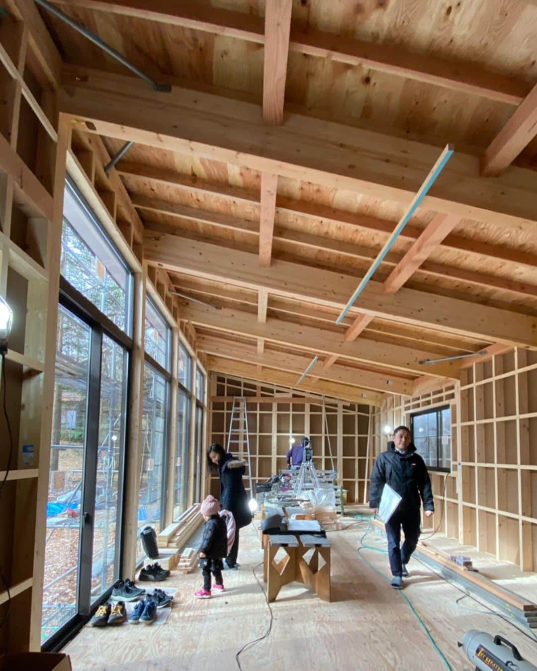 川上俊のインスタグラム：「Karuizawa 2nd house :  architect by #shinkenchiku (Karuizawa) design by Miho Kawakami @miho.kawakami.5  ー 軽井沢の別荘建築で有名な 新建築 が建築施工、妻／川上ミホ @miho.kawakami.5 がデザインするセカンドハウス。途中経過確認。木造の美しい構造。このまま、この構造の中で滞在するのもいいくらいのクオリティ。」