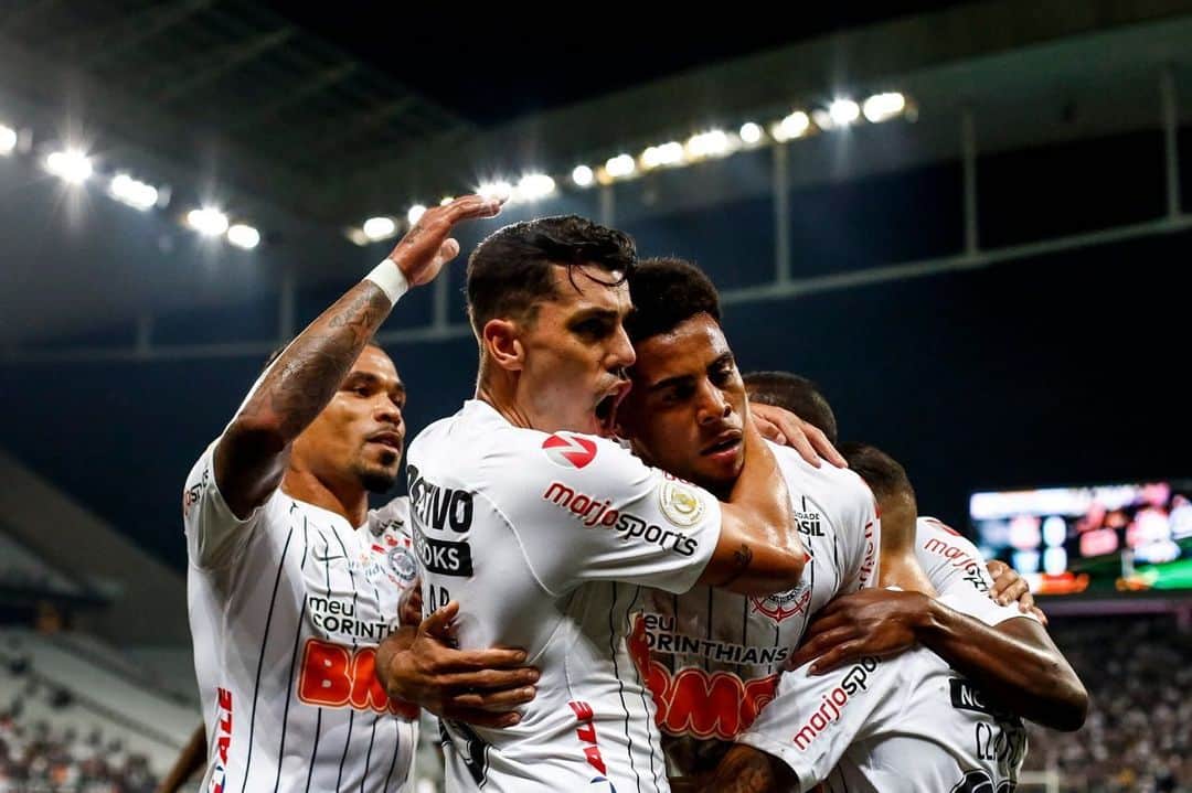 ダニーロ・フェルナンド・アベラールのインスタグラム：「Grande vitoria, esse é o espírito! Parabens a todos ⚪️⚫️」