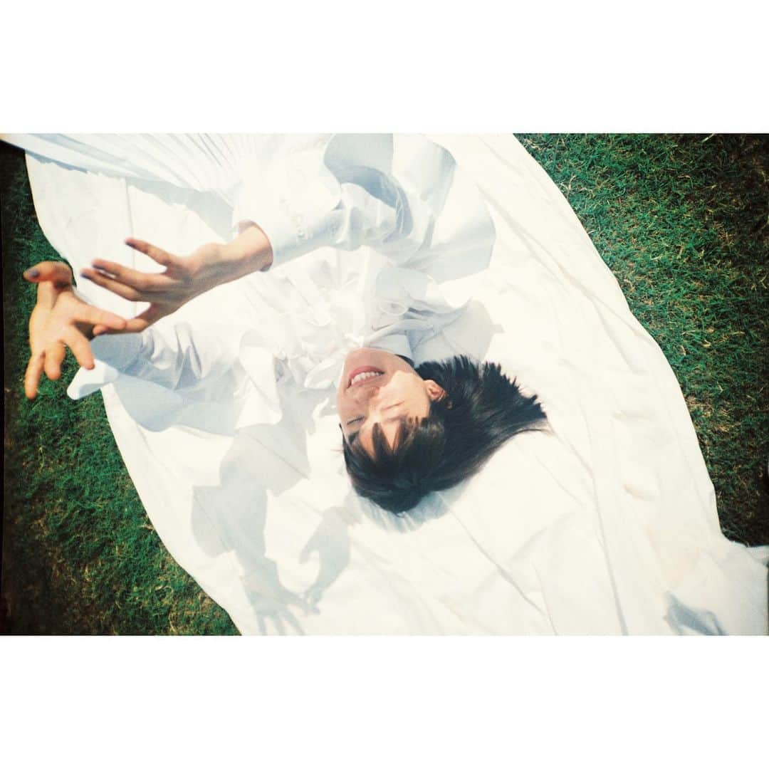 杉咲花のインスタグラム：「Vogue Japan 🍃」