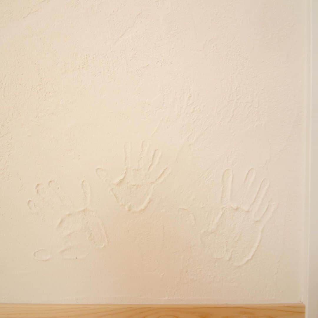 （有）岡崎工務店さんのインスタグラム写真 - (（有）岡崎工務店Instagram)「塗り壁にさりげなく 家族の手形を 思い出として 形に残しました👪⁑ 小さなお子さんなら 手形が成長の記念になりますね🌿 ———————————————————- 電話 076-475-9749 ———————————————————- 資料請求はこちらから→@okazakikoumutenotoiawase ——————————————————— #家づくり#漆喰#漆喰壁#漆喰の壁#塗り壁#楽しい家づくり#家づくりの思い出#思い出#家族#子供#手形#手形アート#暮らしを楽しむ#住まい#工務店でおうち作り#ナチュラルな暮らし#無垢床#無垢フローリング#マイホーム#新築#岡崎工務店#富山注文住宅#注文住宅#自由設計#こだわりの家#自然素材の家#instahouse#instahome」11月28日 12時05分 - okazakikoumuten