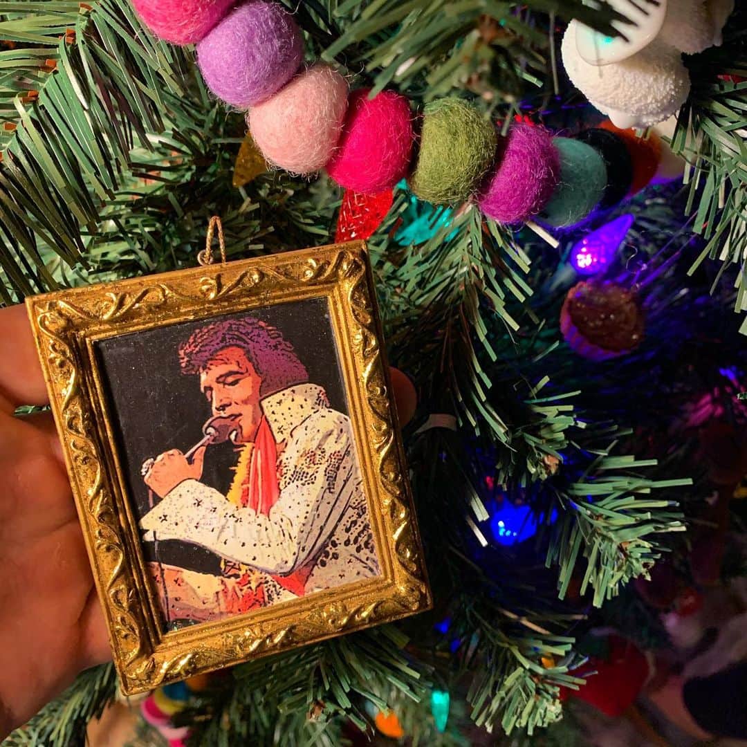 ブライス・ジョンソンさんのインスタグラム写真 - (ブライス・ジョンソンInstagram)「Christmas 🎄 tree decorating traditions. The King always goes to the very top! #Elvis」11月28日 12時08分 - mrbrycejohnson