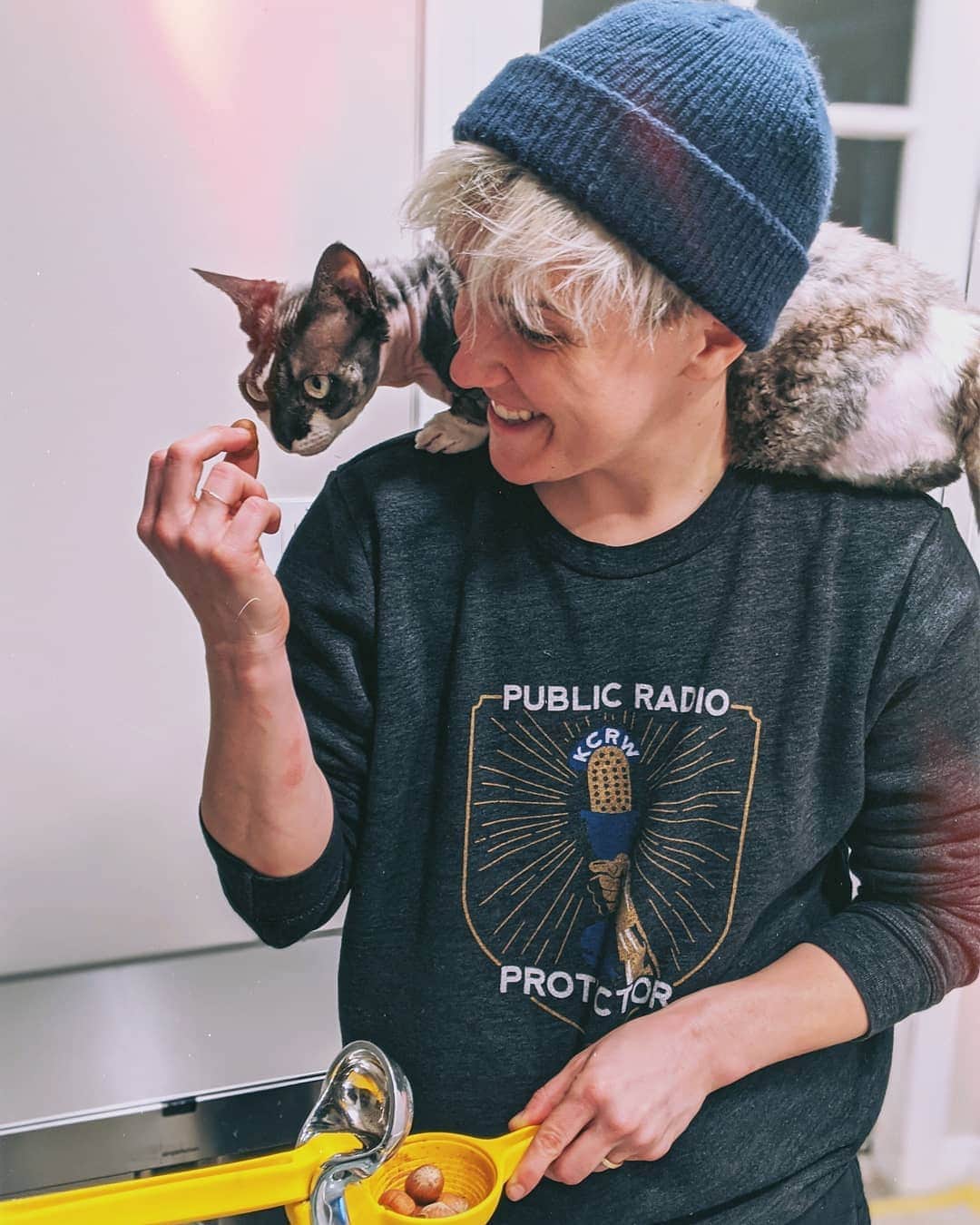 ハナー・ハートのインスタグラム：「Chestnuts and Chuck 🌰🧡」