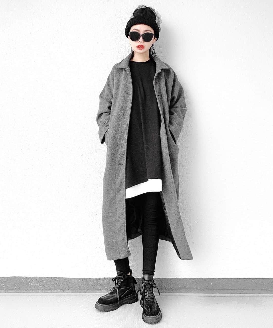 lve_xxxxのインスタグラム：「.﻿ .﻿ カジュアル万歳🙌﻿ ﻿ @lveu.official ﻿ ﻿ ☑︎ Oversized long coat﻿ 個人的にはGRAYがお気に入り🖤﻿ ﻿ 中にたっぷり着込めるから﻿ 冬本番も活躍しそ👏﻿ ﻿ ☑︎ Volume sole Hi-cut sneakers﻿ ﻿ ひっそり発売中なんですが﻿ ゴツメのスニーカーブーツの﻿ わたし個人としては推しshoes👣﻿ ﻿ 足首のホールド感もあるし﻿ 足首もすっきり細見えする💯﻿ ﻿ 3.5㎝の厚底で全体のスタイルアップ効果も◎﻿ ﻿ 是非チェックしてください🤤🖤﻿ ﻿ ﻿ コーデアイテム詳細は﻿ WEARをご覧くださいませ。﻿ ﻿ WEAR ： lvexxxx ﻿ 💻 https://wear.jp/sp/lvexxxx/﻿ ﻿ －－－－－－－－－－－－－－－－－－﻿ ﻿ 📢コメント頂ける際は、﻿ 最新投稿にお願い致します。﻿ ﻿ 過去投稿に頂いた際、気がつかない事もあり﻿ お返事致しかねる場合が御座います🙇‍♀ ️﻿ ﻿」