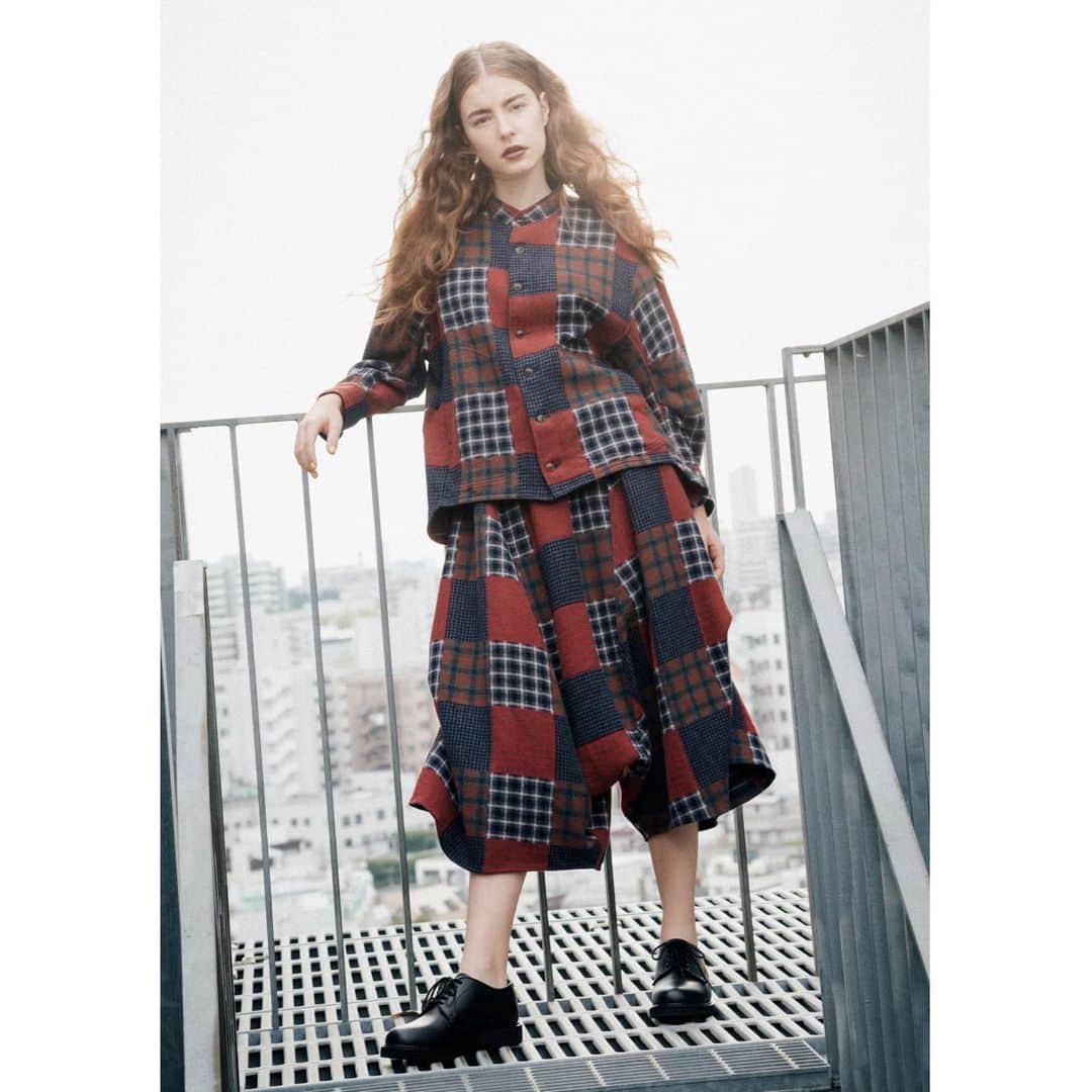 のインスタグラム：「NEW ARRIVAL  パッチチェック 1594RFB027 REDCHECK 23,000YEN+TAX  パッチチェック 1594RFP013 REDCHECK 19,000YEN+TAX  IN STORES NOW  #frapbois #フラボア #2019 #2020 #19aw #autumn #winter #collection #コレクション #fashion #ファッション #check #チェック #patchwork #パッチワーク #shirt #シャツ#シャツジャケット #pants #パンツ #デザインパンツ #setup #セットアップ #tokyo #japan」