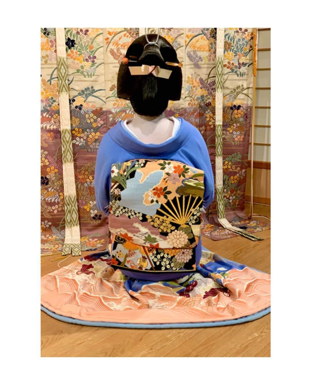 川村亜紀さんのインスタグラム写真 - (川村亜紀Instagram)「祇園甲部のまめ春ちゃん。 後ろ姿も綺麗な芸妓さん。 色紋付も鬘もお似合いです。 衿替えおめでとうございます。 日本の伝統がこうして繋がれていくことを間近で見ることができ感謝です。  #お着物 や #花街 #歌舞伎 など #日本の伝統 が長く守られ受け継がれますように。  #maiko #erikae #geiko #gion #kyoto #giontama #mameharu  #japanesetradition #importanttraditions  #先笄 #衿替え #襟替え #色紋付 #美しい #舞妓さん から #芸妓さん へ #まめ春 ちゃん #おめでとうございます  #日本の伝統 #日本の美 #守るべきもの  #京都 #祇園 #祇園甲部 #多麻」11月28日 12時28分 - _aki1015_