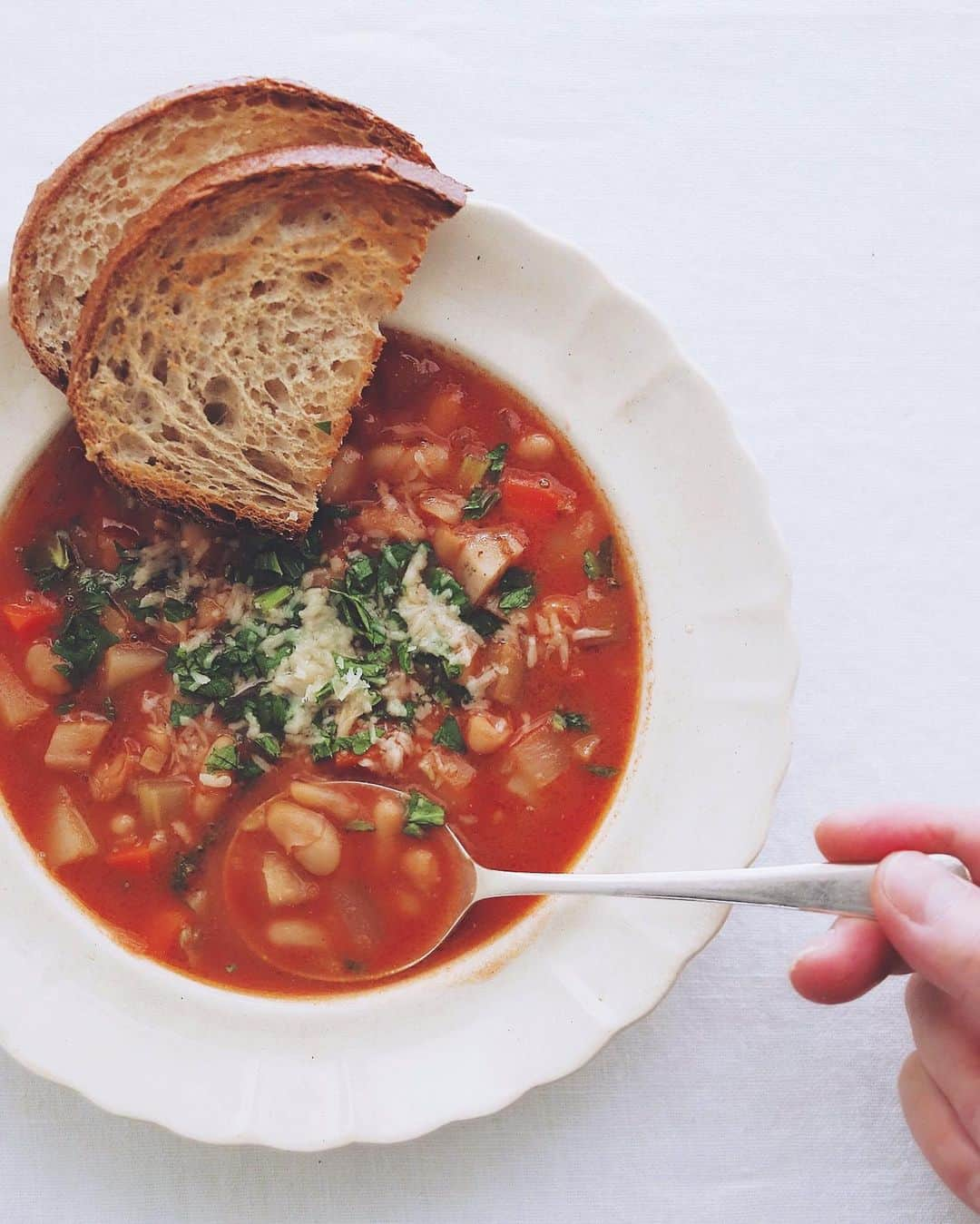 樋口正樹さんのインスタグラム写真 - (樋口正樹Instagram)「Soup & Bread . ランチにスープとパン。 野菜たっぷりスープは、 トマト、セロリ、玉葱、 じゃがいも、れんこん、 ごぼう、にんじん、豆、 しょうが、にんにくと いろいろと入れてます。 明日の肉の日に備えて コンディションの調整。 . . #ミネストローネ #パンとスープ　#minestrone #soup #soupandbread #vegetablesoup #zuppa #soupe #sopa #суп」11月28日 12時20分 - higuccini