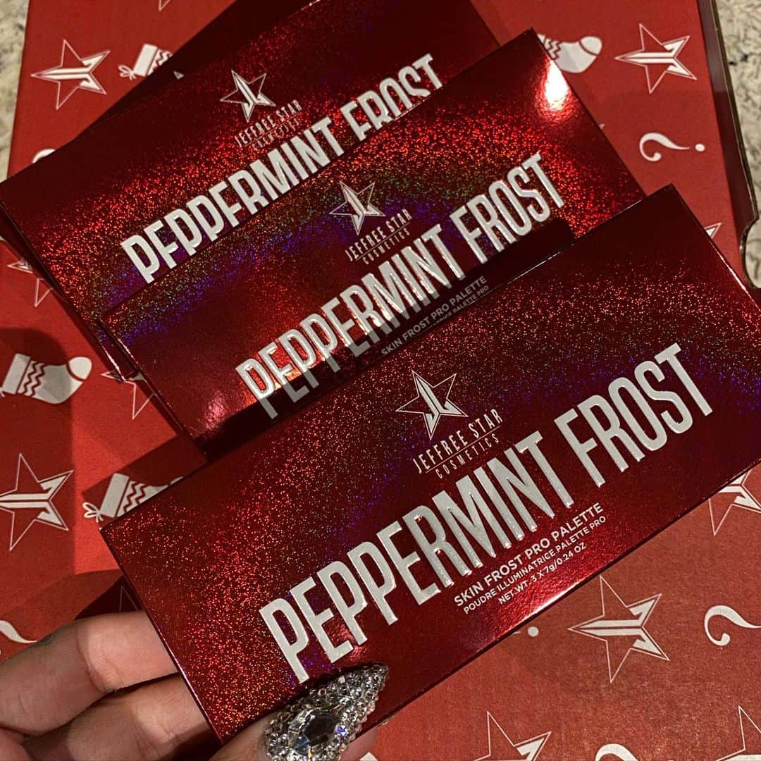 Jeffree Star Cosmeticsさんのインスタグラム写真 - (Jeffree Star CosmeticsInstagram)「The #PeppermintFrost palette is exclusive in tomorrow’s Deluxe mystery box ❄️ It will never be made again 🤭 No more sneak peeks! 🚫 (Yes, the other 2 boxes have an exclusive item or more!) #jeffreestarcosmetics #skinfrost  #mysterybox」11月28日 12時24分 - jeffreestarcosmetics