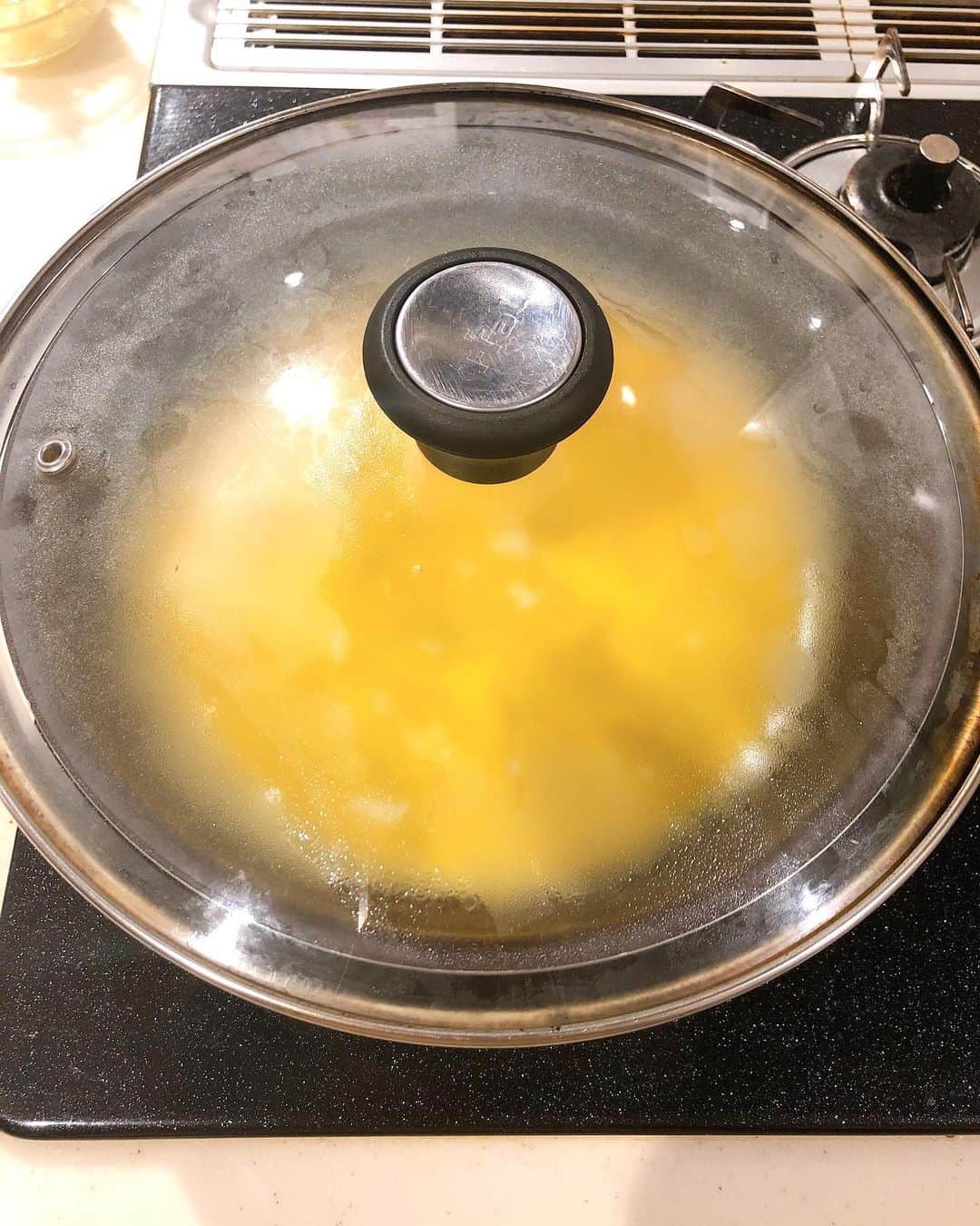 みきママさんのインスタグラム写真 - (みきママInstagram)「【ポムポムプリン弁当です！】﻿ ﻿ 最近、お弁当のおかずは作りません！なぜかと言うと、晩御飯を多めに作っているから、朝は詰めるだけなんです〜！！楽ち〜ん！！﻿ ﻿ ﻿ ﻿ ﻿ ﻿ ﻿ 今日はポムポムプリンにするから、スーパー薄焼き卵を作ろう！誰も失敗しない真っ黄色の薄焼き卵です！！ちょっとのコツで作れます！！﻿ ﻿ ﻿ ﻿ ﻿ ﻿ ﻿ ﻿ ﻿ 作り方はね、外食本に載っています！！﻿ →【みきママのおうちで作る外食ごはん】﻿ 細切りにしてちらし寿司にのせたら真っ黄色で鮮やかになります！！﻿ ﻿ ﻿ ﻿ ﻿ ﻿ ﻿ ﻿ ﻿ ﻿ ﻿ はる兄の塾弁は、前の日の晩御飯を混ぜ込んで、洋風おにぎり2種です。﻿ ﻿ ﻿ ﻿ ﻿ ﻿ ﻿ ﻿ ﻿ 杏ちゃんはポムポムプリン弁当です！！帽子は昨夜のロールキャベツのあんに中濃ソースとケチャップを混ぜて団子にしました！！﻿ ﻿ ﻿ ﻿ ﻿ ﻿ ﻿ ﻿ ﻿ すると、杏ちゃん「かわいい〜！」ってさ。今日はオッケイ？﻿ ﻿ ﻿ ﻿ ﻿ ﻿ ﻿ ﻿ ﻿ ﻿ 杏ちゃん、眠そうです。しばらく微動だにしませんでした。﻿ ﻿ ﻿ ﻿ ﻿ ﻿ ⭐︎今週末11/30（土）埼玉の新座市役所で1日餃子を売ります🥟🥟🥟今回は冷凍餃子と冷凍焼売の販売です✨私と旦那で10時から15時まで売ります〜😘😘😘 ﻿ ﻿ ﻿ #みきママ #キャラ弁 #ポムポムプリン #塾弁 #おにぎり #onigiri  #mikimama  #obento」11月28日 12時36分 - mikimama_official