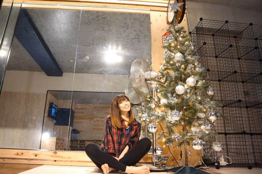 RENA さんのインスタグラム写真 - (RENA Instagram)「REP本校のクリスマスツリーに雪を降らせてみました🎄🎅 ． 宮崎校のツリーがもともと雪が付いてて可愛かったから本校のも降らせたくて調べたらダイソーの雪スプレーが良いって記事をたくさん見つけて早速100円のスノースプレーを２本購入して180cmのツリーに振ったらちょうど良くて見た目も雪ぽくランダムになって大成功でした❄️ ． グリーンのツリーに飽きてきた方はぜひやってみてくださいね☃️ ． ． ． #snow #christmastree #handmade #danceschool #mystudio #christmas #illumination #sparkling #雪 #クリスマスツリー #クリスマス #ダンススクール春日部 #春日部ダンススクール #ダンス #イルミネーション  #キラキラ #ダイソー #手作り #ハンドメイド」11月28日 12時36分 - rena_flare