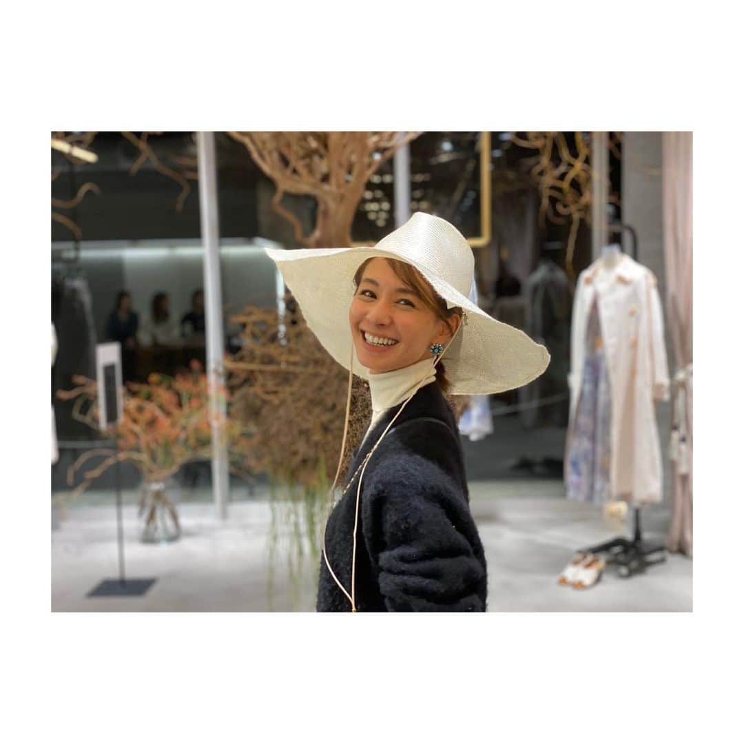 稲沢朋子さんのインスタグラム写真 - (稲沢朋子Instagram)「@chaos_tokyo.jp  カオスの展示会へ☺️ 素材にこだわったワンピースも可愛かったな〜 カラーが映えるコートも素敵でした！　@asaucemeler のカオス別注のカラーにキュン❤️とした〜 使えるワンピースを購入したいリストに入れました👍 #展示会　#カオス　#2020 #chaos #帽子好き　#ハット」11月28日 12時38分 - ina_tomo