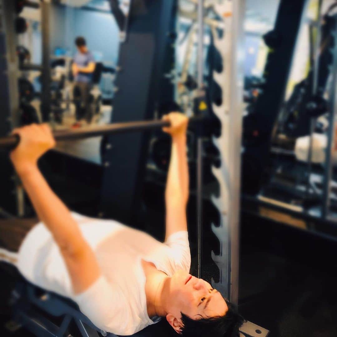 川崎麻世さんのインスタグラム写真 - (川崎麻世Instagram)「ジムでトレーニング😊 腹筋のウエイトを80キロにしたら腹筋の筋肉痛💦 いい感じだな😆 しかしまた背中を痛めないように気をつけないと😂 年齢的に考えましょうってか😂❓」11月28日 12時42分 - mayokawasaki