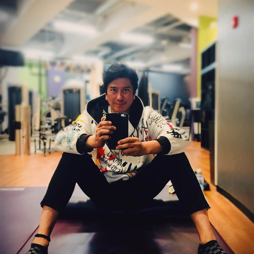 川崎麻世さんのインスタグラム写真 - (川崎麻世Instagram)「ジムでトレーニング😊 腹筋のウエイトを80キロにしたら腹筋の筋肉痛💦 いい感じだな😆 しかしまた背中を痛めないように気をつけないと😂 年齢的に考えましょうってか😂❓」11月28日 12時42分 - mayokawasaki