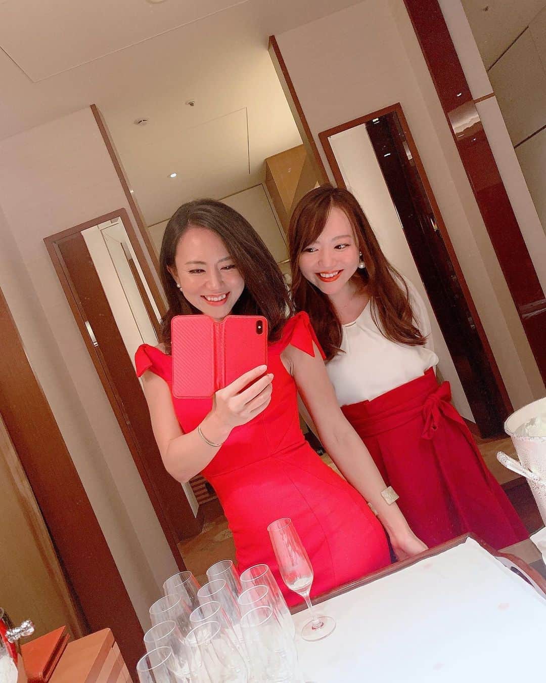 長嶺菜菜子のインスタグラム：「﻿ 姉妹です👯‍♀️﻿ ﻿ ﻿ 153センチの姉と﻿ 148センチの妹です👭﻿ ﻿ ﻿ ちびーずですʕ•͓͡•ʔ-̫͡-ʕ•̫͡•ʔ﻿ ﻿ ﻿ ﻿ この時期にしか着れない真っ赤のドレス💃﻿ すごいお気に入り(♡︎ˊ艸ˋ♡︎)﻿ ﻿ ﻿ ペニンシュラ東京のスイートルーム✨﻿ ロビーにあるクリスマスツリーもすんごいすんごい可愛くて🎄﻿ 街中にあって外はキラキラ🤩✨﻿ ﻿ ﻿ そんな中でのワイン会🍷🍾﻿ 正直ワインは知らないけど、素敵な空間で美味しいご飯と面白い人たち←😙と飲めば最高だし美味しい😚♡﻿ ﻿ ﻿ ﻿ ★------------------------------------------------☆ ﻿ #沖縄人 #うちなんちゅ﻿ #姉妹 #長嶺姉妹﻿ #ペニンシュラ東京 #ワイン会　﻿ #赤ドレス @thepeninsulatokyo」