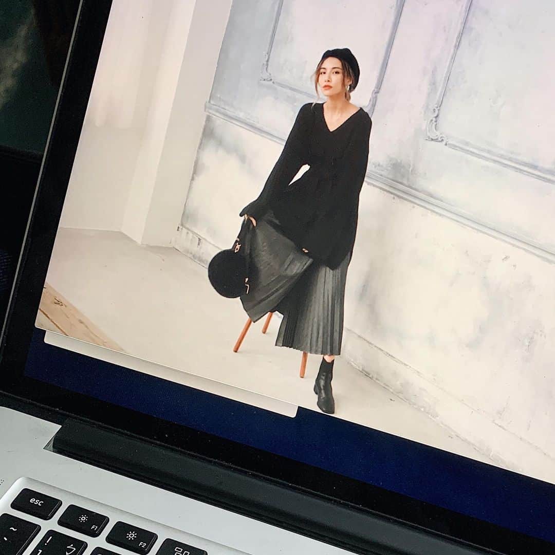 Valmuer表参道さんのインスタグラム写真 - (Valmuer表参道Instagram)「shooting now‼️ ⠀⠀⠀⠀⠀⠀⠀⠀⠀ ⠀⠀⠀⠀⠀⠀⠀⠀⠀ We just started our global account.  You may check it out @valmuer_global ⠀⠀⠀⠀⠀⠀⠀⠀⠀ Overseas  delivery contact: https://oversea-valmuer.com！ Or you can also contact the official  line account →valmuer ⠀⠀⠀⠀⠀⠀⠀⠀⠀ オンラインストア://online.valmuer.com ⠀⠀⠀⠀⠀⠀⠀⠀⠀ #valmuer#valmuerofficial #gardenbyvalmuer#ヴェルムーア #fashion#model#selectshop#omotesando #likes#repost#Tokyo#girl#東京#表参道 #セレクトショップ#ファッション#可愛い #大人服#おしゃれ#コーデ」11月28日 12時49分 - valmuer_official