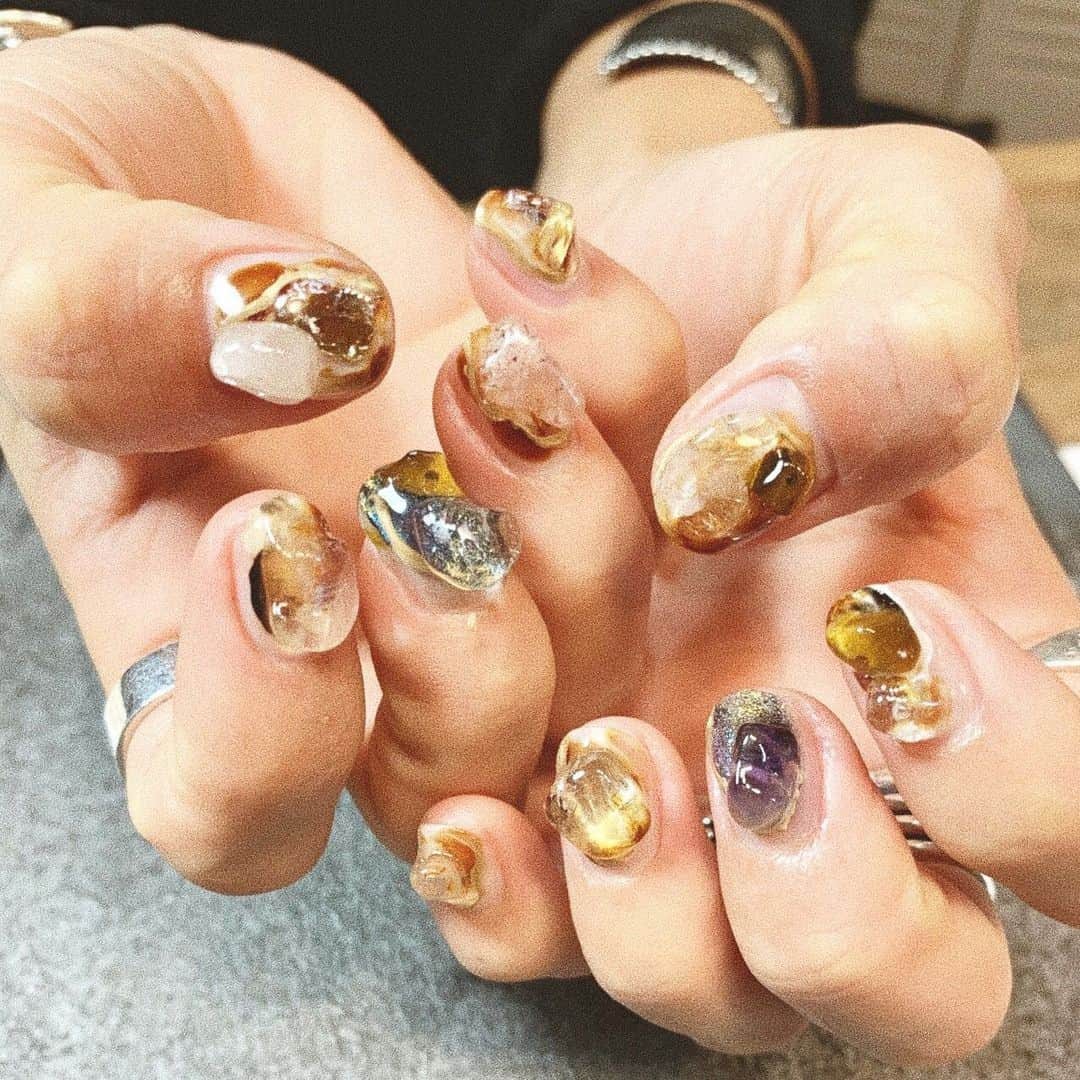 annaさんのインスタグラム写真 - (annaInstagram)「. . New Nail♡ ついついブラウン系お願いしちゃう😂❤️ . . 今回も可愛いっ🙃✌︎ . . @mai.relum  @relumnail . . #nail#ネイル#ジェルネイル#キラキラネイル#ゴテゴテネイル#ニュアンスネイル#冬ネイル#個性派ネイル#名古屋」11月28日 12時51分 - 12anna23