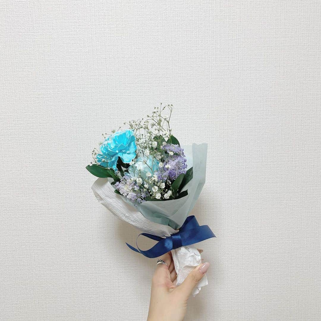 中瀬古ゆきなさんのインスタグラム写真 - (中瀬古ゆきなInstagram)「大好きなブルーのブーケ❤️ ・ 11月の誕生日石"トパーズ"を意識して ブルーを選んでくれたみたい😊💕 ブルーだいすきなので嬉しい💐 おうちに飾ってにやにやしてます。笑 @ayamini316 たんありがとう🧡🧡🧡 ・ #flower #flowers #photo #gift #ゆきなの家のお花たち」11月28日 13時03分 - yuch1129