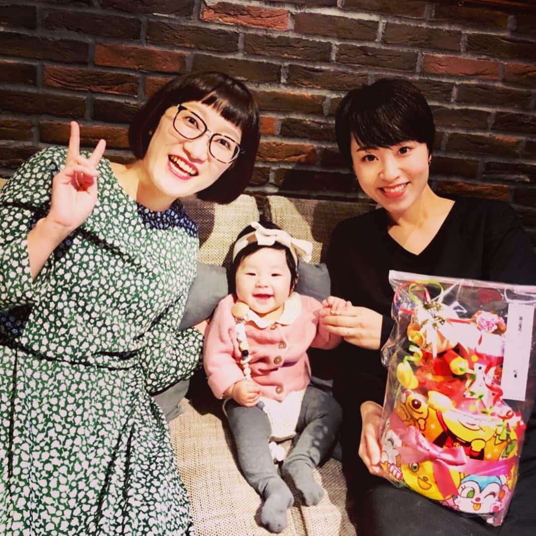 松浦志穂のインスタグラム：「この月齢でハイチーズ📷の瞬間にニコッと出来るって凄いわめみちゃん🥺❤️ ・ #はじめまして  #めみちゃん」