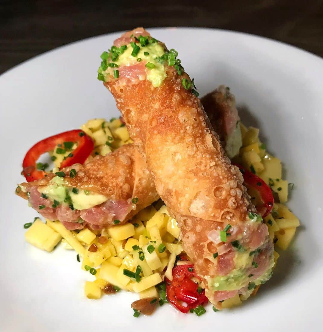 Eater LAさんのインスタグラム写真 - (Eater LAInstagram)「Bluefin tuna tartar cannolo from @n10losangeles with avocado, mango, pickled shallots, and chile. 📸: Eater LA Instagram editor @kateatsla. Hashtag #eaterla on your best photos for a chance to be featured.」11月28日 12時55分 - eater_la