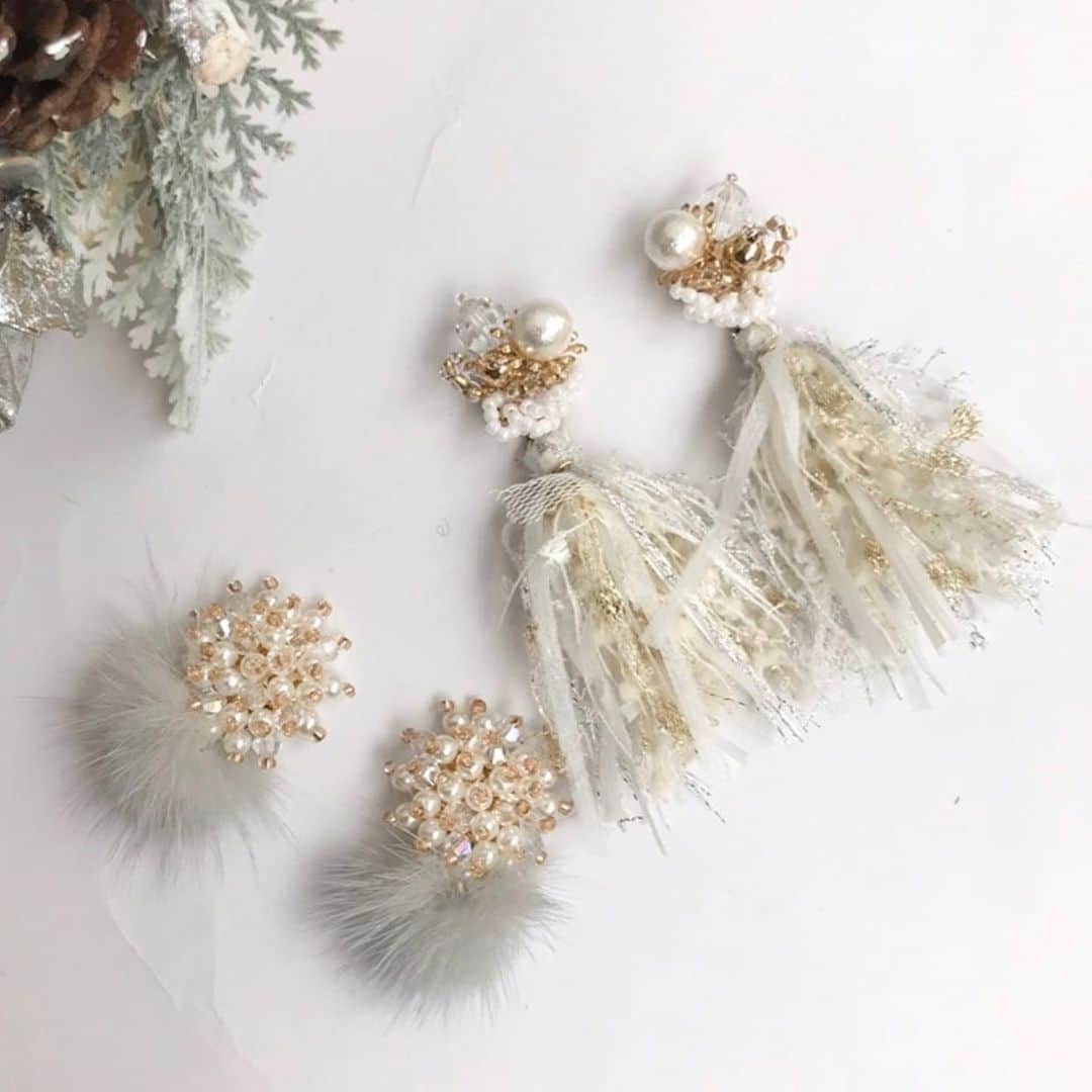 のインスタグラム：「#Repost @anda_handmade 白いポンポンが雪を思わせてくれます。カタログ形式でご紹介いたしますね。 ・・・ @tapiestyle フユイロコバコ 京都ラクエ店がスタートしています。 .「anda」 出展したイヤリング・ピアス部門のテーマ「少女の気持ちを忘れないオトナな女性に似合う作品」を意識し、シンプルな秋冬スタイルにも合わせやすい遊びゴコロのあるアクセサリーを制作いたしました。 . お近くにお越しの方はぜひお立ち寄り下さい . ＜京都ラクエ店＞ ‪2019年11月29日(金)〜12月8日(日)18時ま‬で . #フユイロコバコ #tapiestyle #タピエスタイル #handmade #handmadejewelry #handmadeaccessory #ハンドメイドピアス #ハンドメイドアクセサリー #ANDA #anda_handmade #アシンメトリーピアス #ゴールドピアス #タッセルピアス #ファーピアス」