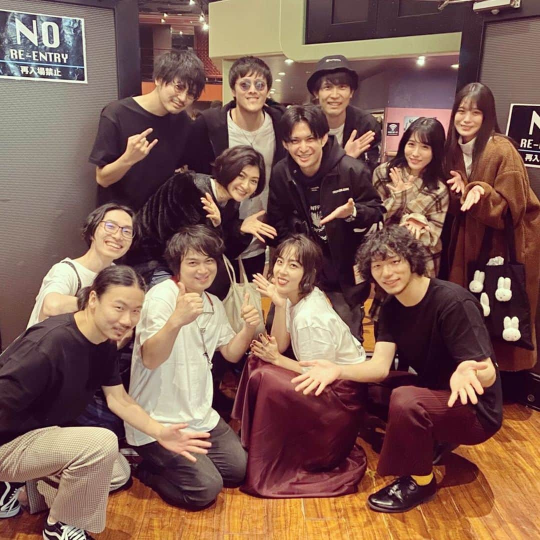 中村祐志のインスタグラム：「先日　#EOW  ワンマンライブにお招き頂き　#舞台夕　メンバーで行ってきました。 舞台の　#主題歌　#U はもちろん、他の曲もスゴイ良かった。 最高でした！ これからも頑張れー‼️ #duoshibuya」