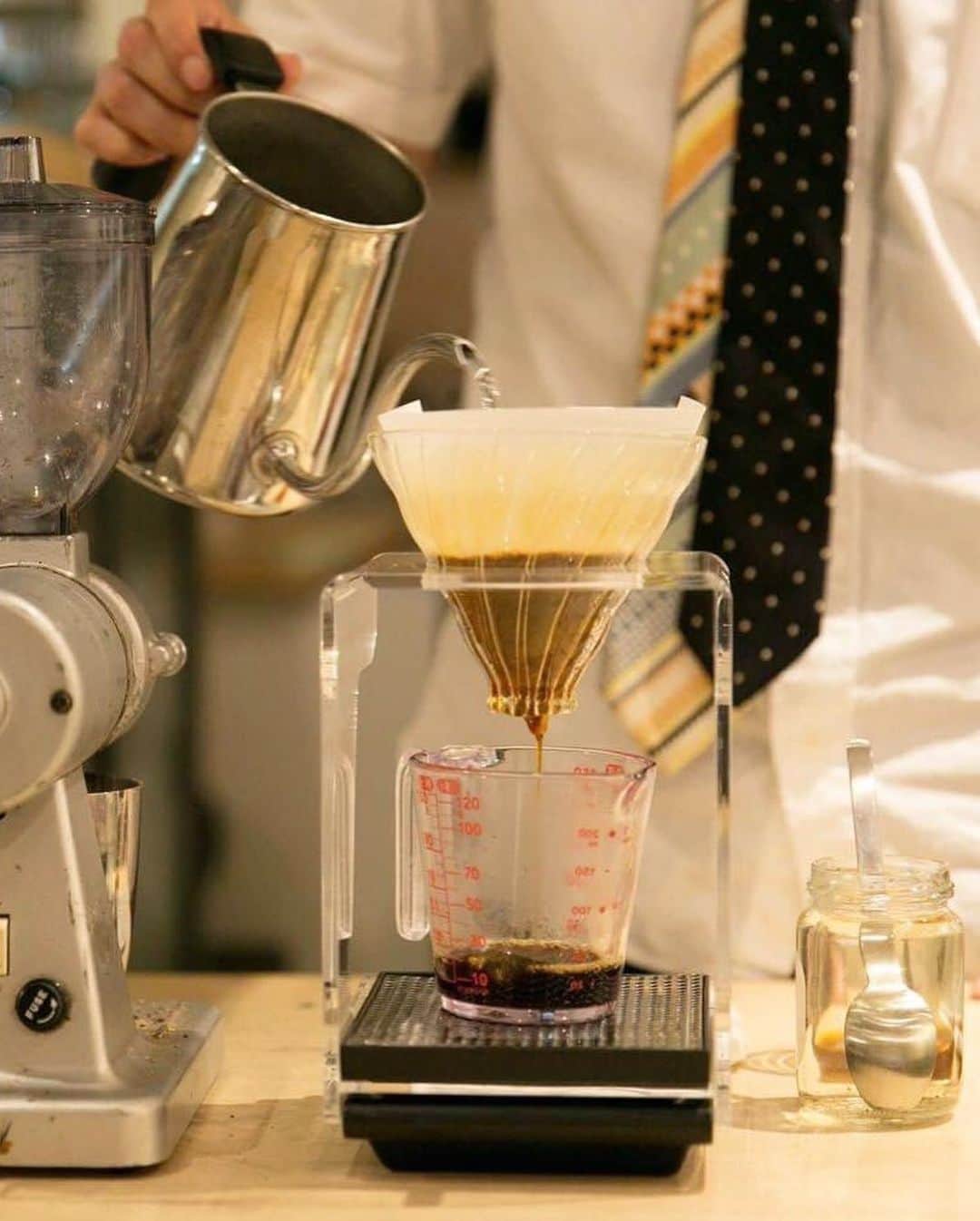 蓮沼千紘さんのインスタグラム写真 - (蓮沼千紘Instagram)「. いよいよ日曜に迫った個展ですがカフェスペース用にメニュー表を作りました。なっちゃんありがとう！！ . 1日と4日は +COFFEEさんが、 2日と3日はTHURSDAY COFFEE STAND さんが美味しいコーヒーを淹れに来てくれます👏. 普段からコーヒーを愛飲する私ですがお二人のコーヒーはどちらもとても美味しいです。 また焼き菓子はバレンタインコラボなどでお馴染みのPetit Marujuさん🥧. こちらも本当に美味しいので楽しみです！ くつろぎに来てくださいね☺️ . . 【+COFFEE profile】 「+COFFEE」はコーヒーディレクター/サウンドアーティストのdaisuke miyataniによるマイクロコーヒーロースター。 モノ・コト・場にCOFFEEを+することで今日をちょっといい日にをコンセプトに活動しています。 また+COFFEE以外にもコーヒーが苦手な人のためのコーヒーブランド 「nomeru coffee」 や お金以外のモノコトと珈琲を交換する 「喫茶 珈琲交換所」などのコーヒーを通したさまざまな企画もおこなっています。 . . 【THURSDAY COFFEE STAND profile】  珈琲のない所にsmall space喫茶を展開。可動式珈琲スタンド。 . . . 【cafe space】  12/1,4  drink : +COFFEE @plus_coffee.jp (13:00-20:00/15:00-20:00). .  12/2,3  drink : THURSDAY COFFEE STAND  @thursdaycoffeestand (11:00-20:00)  焼き菓子全日程 　Petit Maruju @petit_maruju (なくなり次第終了)  #aneddy#knit#handwork#knitwork #tokyo#exhibition#tokyoexhibition #nakameguro#中目黒 #interiordesign #interior」11月28日 13時02分 - knitchihiro