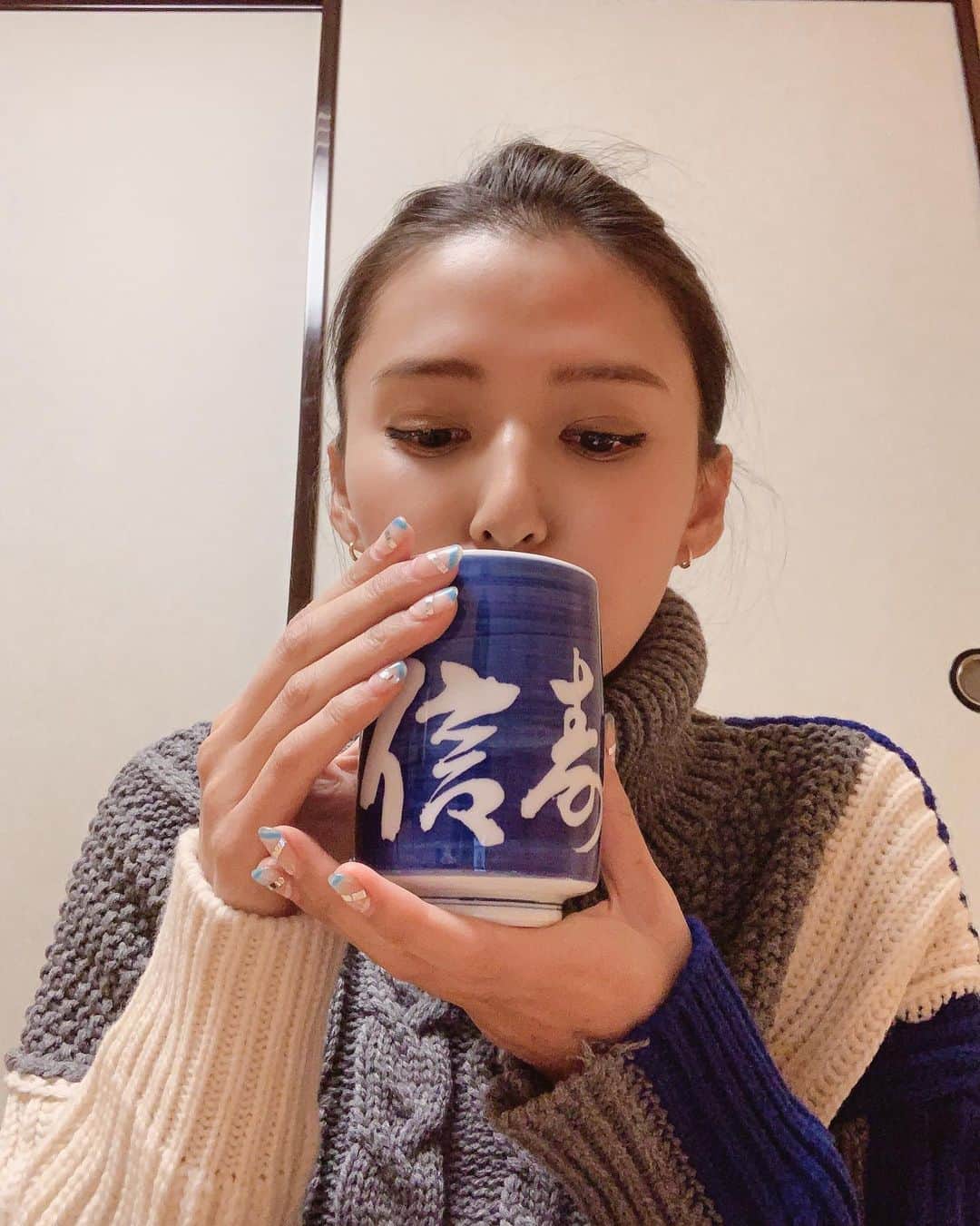 美優さんのインスタグラム写真 - (美優Instagram)「寒い寒い。 突然本当に寒すぎる⛄️ 暖かいお茶でほっこり🍵 冬に猫舌…辛いな😂」11月28日 13時04分 - miyu11_20