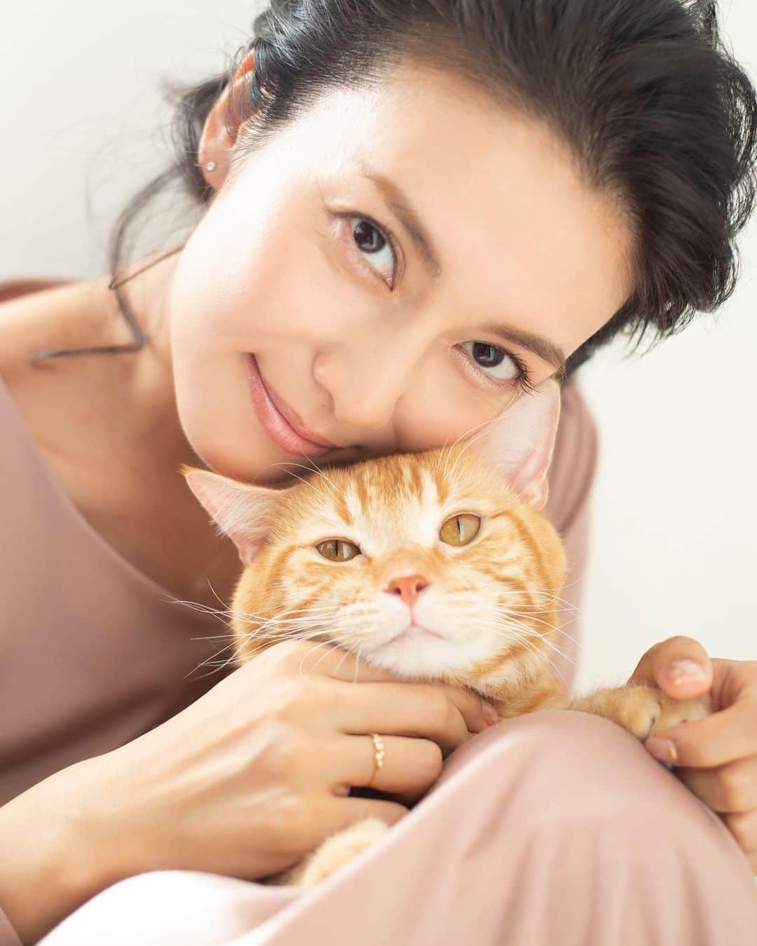 花盛友里のインスタグラム：「Shooting for ニャンねる  柴咲コウさん。 美しかったー！ ねこちゃん、まじで人懐っこくてみんなが恋に落ちたよ。  @ko_shibasaki @rumble_fish2018」