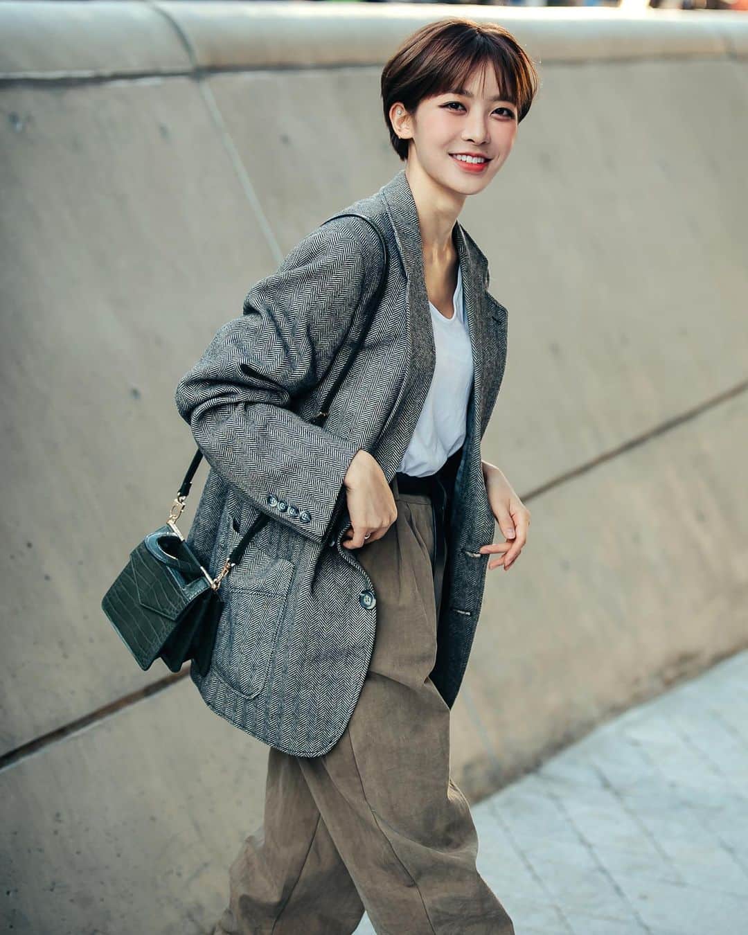 가로수길 , Seoulのインスタグラム：「SFW Street Fashion Style 📸📸 @jaylim1  웃으면 복이와요 서울편 😆😆😊😊smile ~~ . . #写真 #outfitideas #styleoftheday #ファッション #フォトグラファー #instafashion #파리 #東京 #서울패션위크 #sfw #오오티디 #nyc #koreafashion #패션그램 #womenswear #nyfw #데일리그램 #outfit #ootd #street #streetfashion #streetphoto #가로수길 #이태원 #사진 #스트릿패션 #모델 #wiwt #nyfw #pfw」