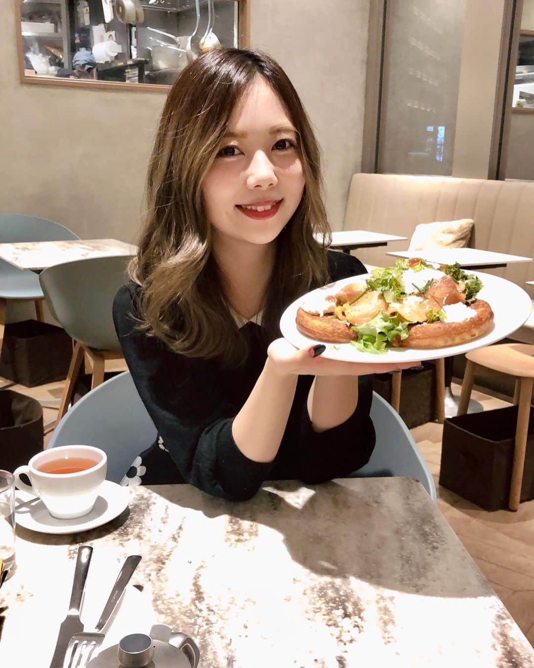 西村季里子のインスタグラム：「・ パンケーキ食べた🥞@有楽町 たまにパンケーキ食べたい欲が出てくる🍽 後輩のゆきのが 「ここのパンケーキ食べたいんです！」 ってお店送ってきたから行こうとしたら まさかのパンケーキの時間は終わってた🤷🏻‍♀️ かわいいから許すよ😘 (そういうの自分がよくやりがち) 2人でシェアして2種類も食べれたから 大満足だ〜〜〜🥞💕💕💕 #パンケーキ#有楽町#pancakes  #カフェアンドブックスビブリオテーク  #ルミネ#パンケーキ欲#たまにくる #ダイエット#グルテンフリー#気持ちだけ #followｍe #follow」