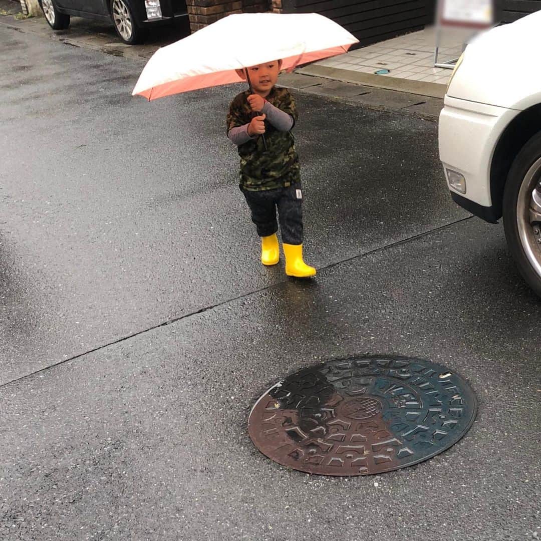 倉田亜味さんのインスタグラム写真 - (倉田亜味Instagram)「傘さすのが嬉しいお年頃  #雨ですね #傘　#雨　 #子供用の傘　欲しいね #折りたたみ傘  #小さめ #息子にちょうど良い #息子　#2歳半 よほど寒くないとアウター着ない派:息子」11月28日 13時17分 - kurata_amigram