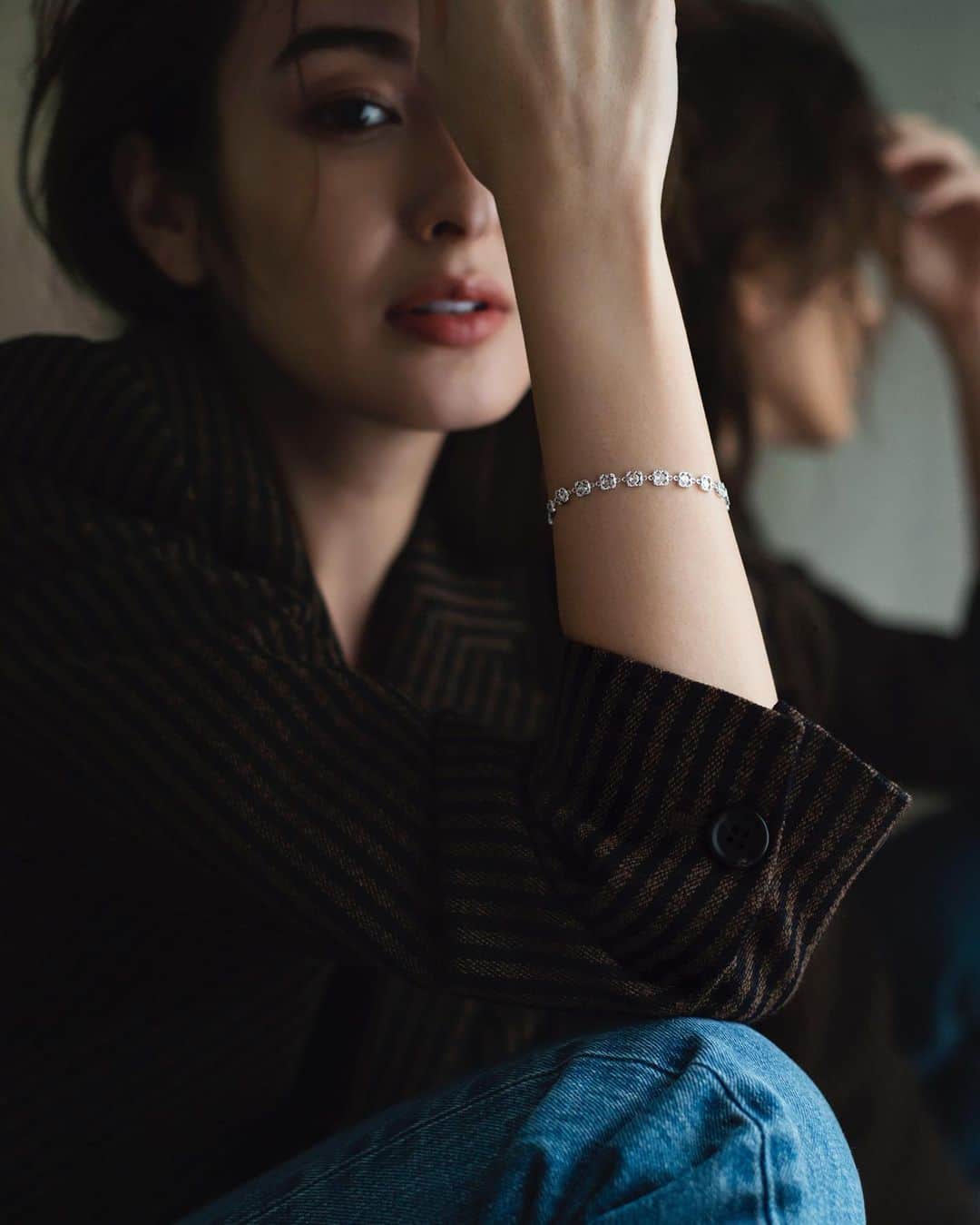 花盛友里のインスタグラム：「Shooting for @oceans_magazine  めっずらしくメンズ誌のお仕事させていただきました。 でもスタッフみんな女子ー！ 本当に欲しいプレゼントを @yuri_arai さんが選んでるのだ。 欲しい、全部欲しかったー！  そしてキャッキャ撮影して楽しかった🤤  @oceans_magazine @audrey_ayaka @yuri_arai @rikaimazeki.hm」