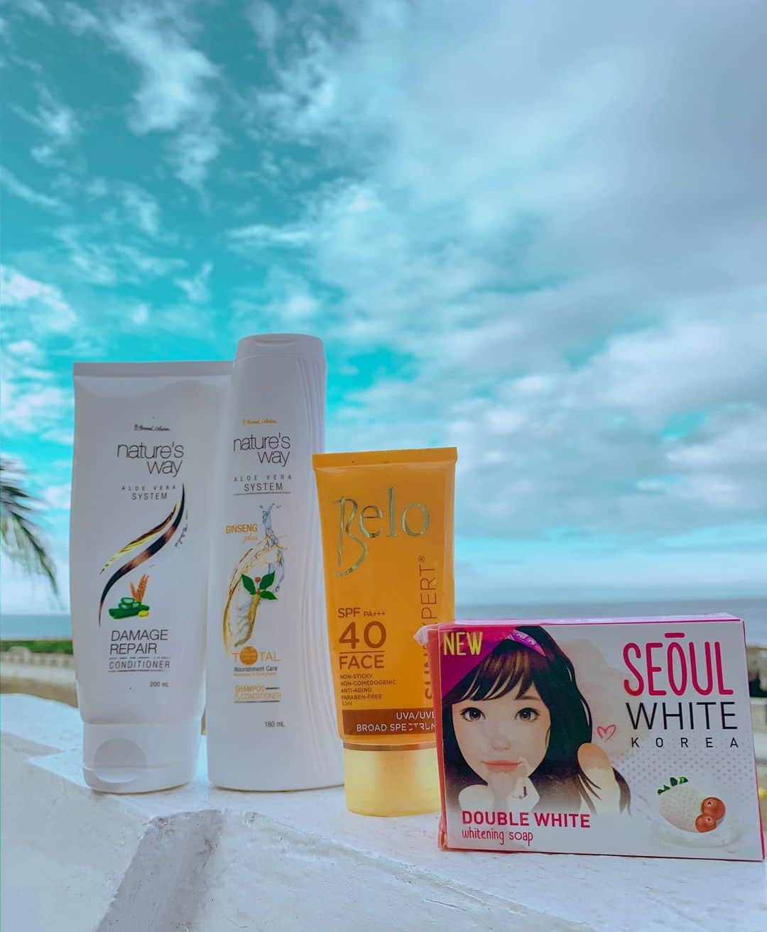 Kim Chiuさんのインスタグラム写真 - (Kim ChiuInstagram)「My daily essentials!!!!☀️. My must haves!!!💗💗💗 💚- Natures Way Aloe Vera Shampoo and Conditioner @pcdsiofficial . 💛- Belo suncreen for the face the best sunscreen for me!! @belobeauty . 💗- Seoul white korea whitening soap for face and body!!! @seoulwhitekorea . . .  eme eme while set is setting up!!!🎥」11月28日 13時25分 - chinitaprincess