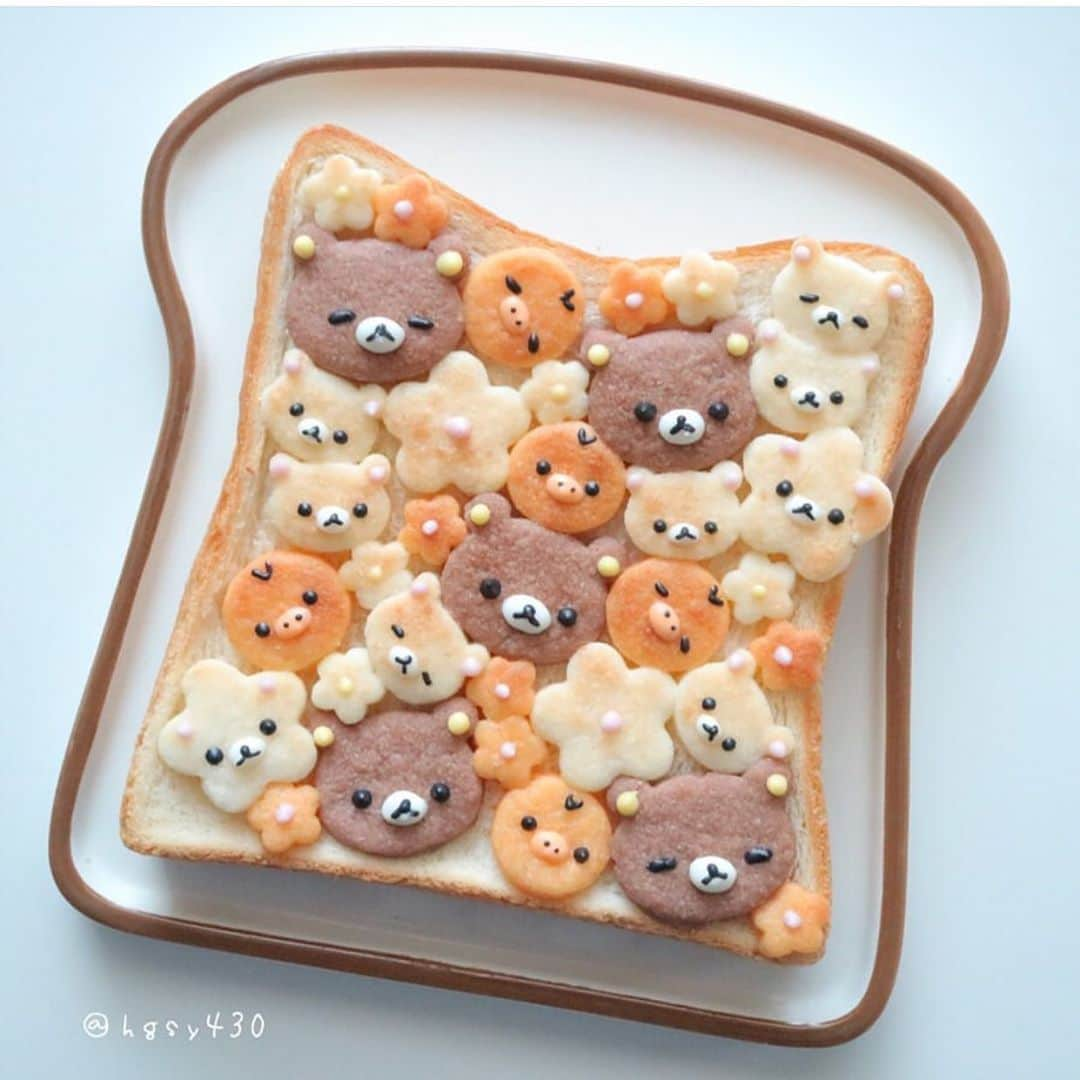 4yuuu!さんのインスタグラム写真 - (4yuuu!Instagram)「. リラックマ🐻がぎゅうぎゅう詰め😻❣️ . クッキー生地を食パンにON⬆︎した #メロンパントースト 🥪🍽✨ . 見つめられると、伸びる手🤚も引っ込めてしまいそう😵‼️ . @hgsy430 . #4yuuu #食パン #トースト #手作りパン #おやつ作り #手土産スイーツ #アフタヌーンティー #パン好き #キャラパン #手作りお菓子 #甘いもの #甘いもの大好き #カフェ巡り #カフェ好き #パン作り #朝ごはん #ホームパーティー #パーティー料理 #パーティーレシピ #メロンパン #朝はパン #朝はパン派」11月28日 13時27分 - 4yuuu_com