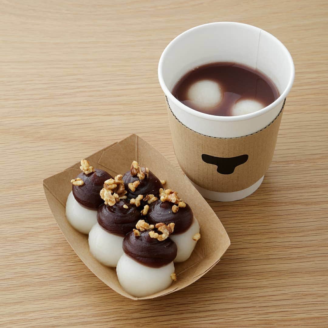 GINZA SONY PARK PROJECTさんのインスタグラム写真 - (GINZA SONY PARK PROJECTInstagram)「12/3(火)から「あん汁粉」 と「あんペーストと白玉餅」が登場！⁠ トラヤカフェ・あんスタンド銀座店 ポップアップストアが地上階にオープンします。⁠ 地下3階にある店内でつくられた『あんペースト』を使った銀座ならではのメニューも楽しめます。⁠ ご休憩やお待ち合わせなど、ぜひあたたまりにお立ち寄りください。⁠ ⁠ 『トラヤカフェ・あんスタンド銀座店 ポップアップストア』⁠ ■営業期間：2019/12/3(火)〜2020/3/1(日)⁠ ■営業時間：11:00〜19:00 ⁠ ■フロア：GL（グラウンドレベル）/ 地上階⁠ ⁠ #ginzasonypark #torayacafe #anstand #トラヤカフェ #汁粉 #しるこ #おしるこ #あんペースト #白玉餅 #休憩 #待ち合わせ #銀座 #ginza⁠ @torayacafe」11月28日 13時27分 - ginzasonypark