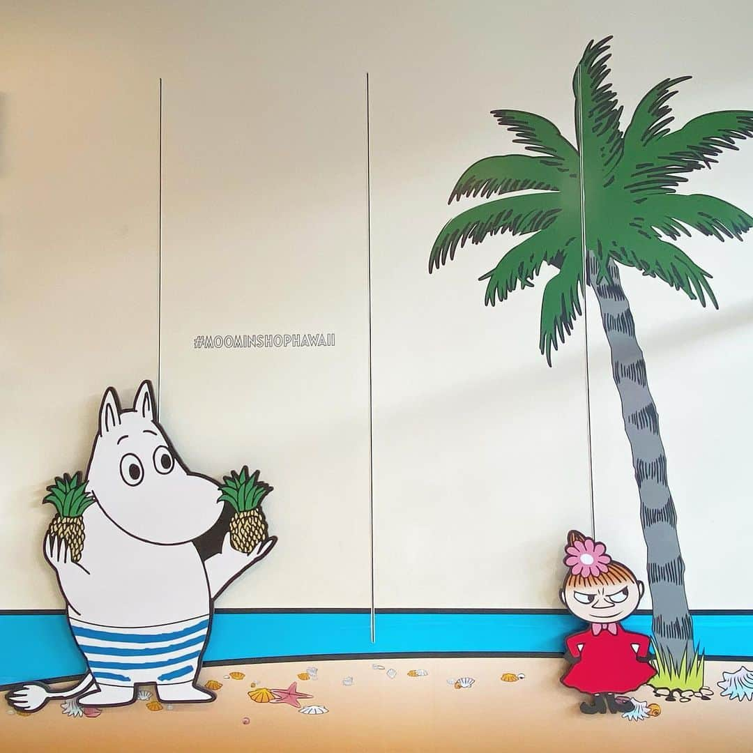 マキ・コニクソンさんのインスタグラム写真 - (マキ・コニクソンInstagram)「アラモアナSCのMoomin Shop Hawaiiに行って来ました！ 私、日焼けSnoopyの次にMoominが好き！ いたずら好きなミーが特に好き！😆 Black Fridayセールは明日の6:00pmから12/2までやってるよ！ お店の商品全てが25%-50%オフだって！ 明日のアラモアナは人でごった返すんだろうなぁ。年に一度の大セールお見逃しなく！ #Black Friday Sale情報☝🏼 #ムーミン好き集まれ〜っ！😊」11月28日 13時38分 - makikonikson