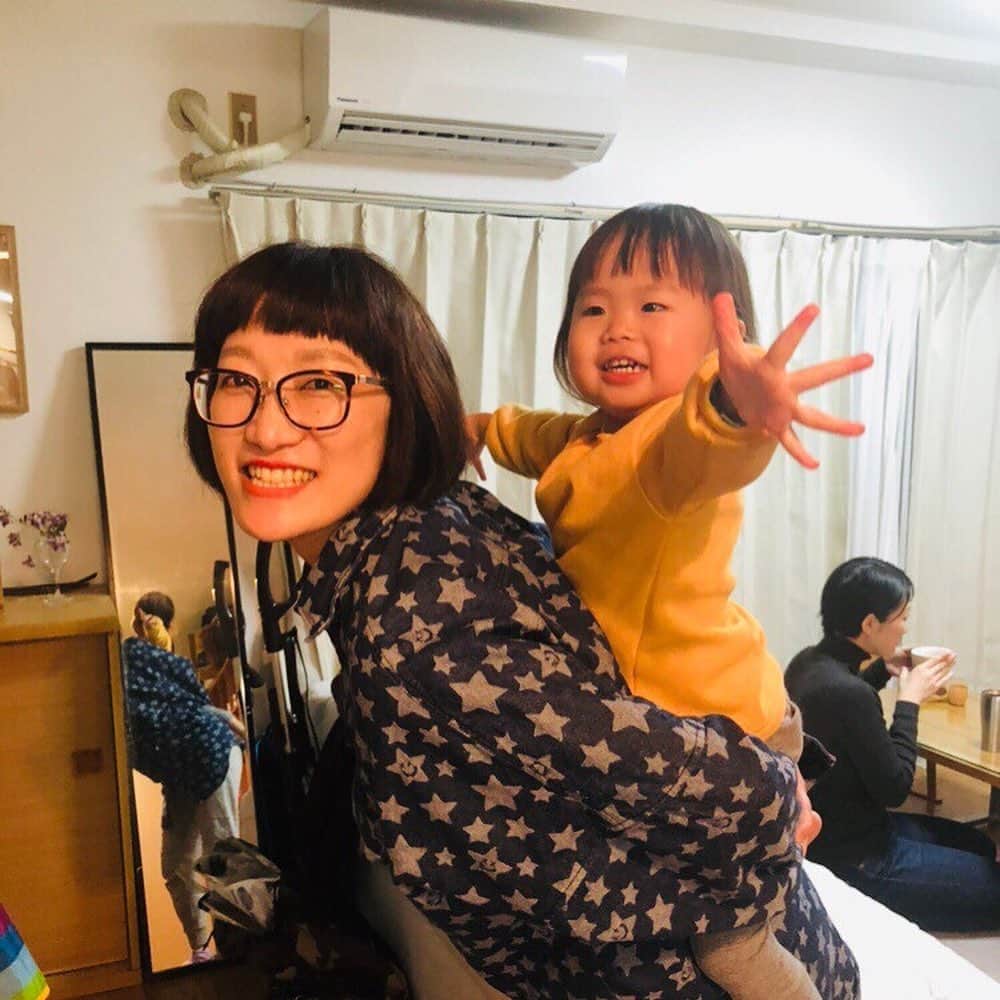 松浦志穂のインスタグラム：「【定期投稿】いとちゃん。 ・ パプリカ歌ってイェーイいとちゃん。女子高生のようなポーズいとちゃん。その後ろでしおっぽい花でスタンプされる同級生しお。この2人の作る茶飯は美味しい上に、心安らぐ🍵デザート付きでランチ1800円とれる。来年には私のこの安らぎの場所が無くなってしまう、、寂しい😞 ・ #同級生 #茶飯 #山形県鶴岡市」