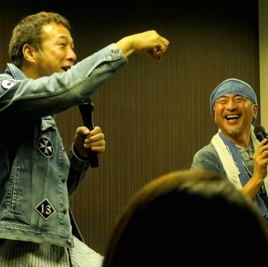 高橋歩のインスタグラム：「. . たくみさんと、 トークライブツアーで全国を爆進中！ なんか、毎日、 すごく楽しいし、食べ物おいしいし。 やっぱ、日本、最高だね。 .  残りは、下記4都市なので、 近くの人も、遠くの人も、ぜひ！（笑） .　 自分の心の叫びに、まっすぐ従ってさ。 .　 シンプルに、パワフルに、 最強の未来を一緒に描こうよ。 . . ★11月28日(木)・岡山「岡山コンベンションセンター」 . ★11月29日(金)・大阪「ドーンセンター」 . ★11月30日(土)・名古屋「東別院ホール」 . ★12月3日(火)・札幌「ちえりあ6F講堂」 . 【案内＆予約】 http://www.ayumu.ch/2019/11/post-83.html .」