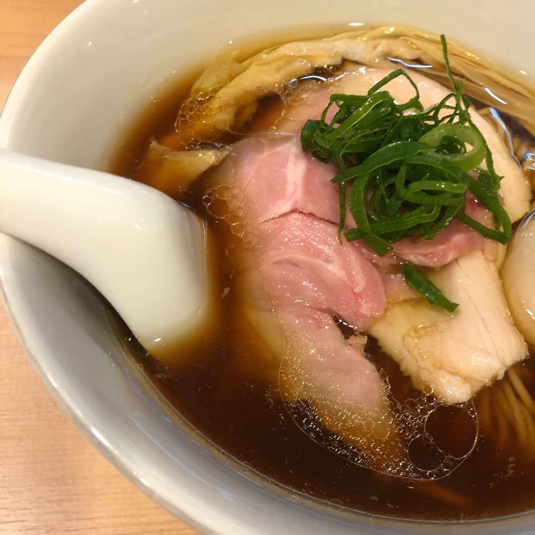農海姫夏さんのインスタグラム写真 - (農海姫夏Instagram)「#らぁ麺はやし田　さんへ行ってきました😊 ストーリーの質問でオススメのラーメン屋みんなに聞いたときも上がってて、コメントでもきてたので気になってたところです🕵️‍♂️ のどぐろそばと迷ったんですが、初めてなので#特製醤油らぁ麺　をいただきました！ スープがすごく上品。細麺との相性が良すぎました🤤 また食べに行こうっと！ ・ ・ #ラーメン女子#ラーメン好きな人と繋がりたい#ラーメン巡り  #ラーメン」11月28日 13時41分 - hina_noumi