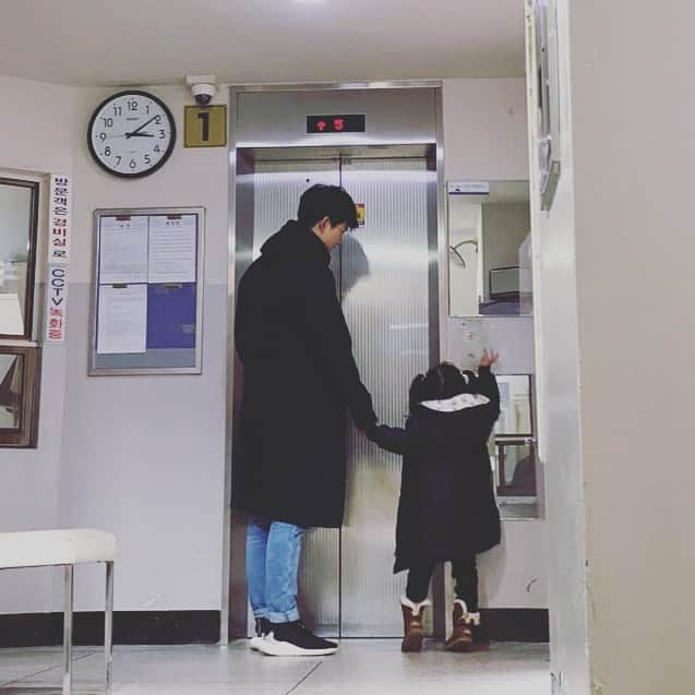 テギョンさんのインスタグラム写真 - (テギョンInstagram)「삼촌이랑 올라갈까?」11月28日 13時42分 - taecyeonokay